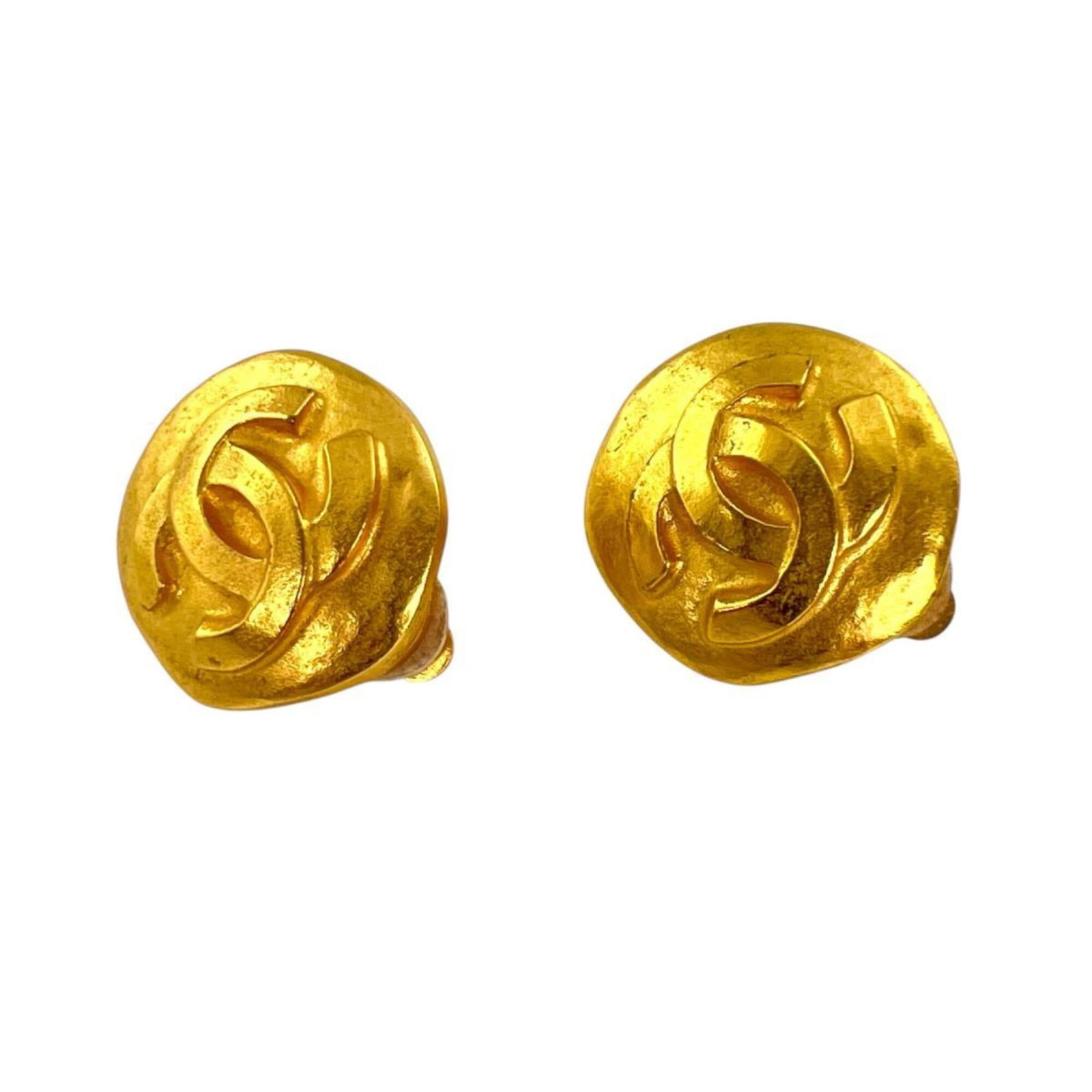 Chanel clip earrings: Chanel clip earrings Gold plated clip earrings from the renowned Chanel brand, measuring 20.00mm x 20.00mm and weighing 10g, add a touch of elegance to any outfit with their sleek design. The gold fin