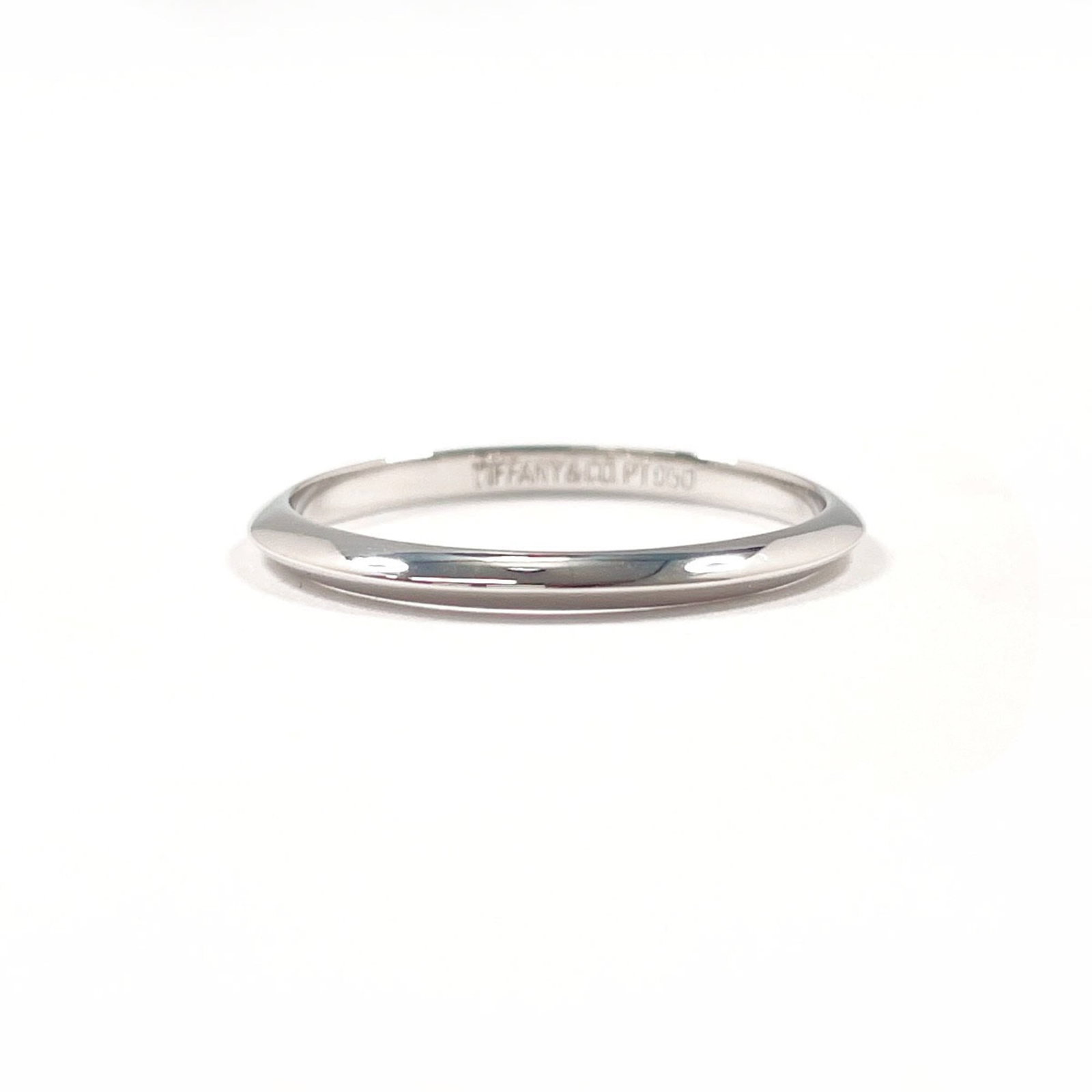 Ring platinum band 950 Tiffany: Ring platinum band 950 Tiffany Platinum band ring from Tiffany, made from 950 platinum and featuring a silver color. This men's ring measures US size 9 and showcases the brand's signature style. The r