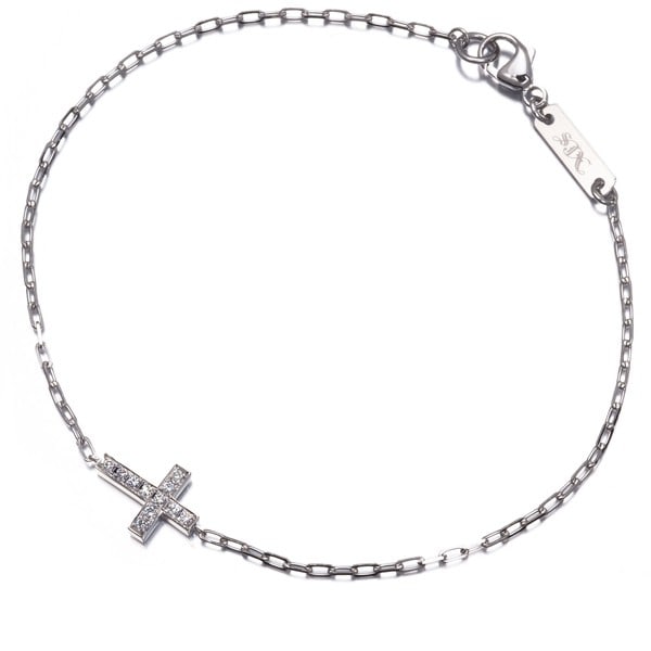 Sjx Bracelet Diamond 0.07Ct Cross 18K 750 White Gold: Sjx Bracelet Diamond 0.07Ct Cross 18K 750 White Gold 18k white gold bracelet with a natural diamond cross, featuring a total weight of 0.07ct. The delicate design boasts an inner circumference of 18cm