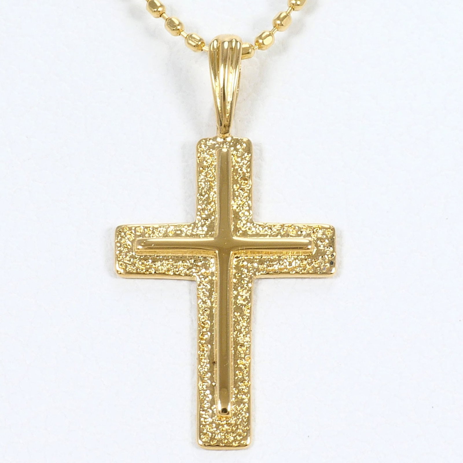 18k yellow gold necklace like new condition total weight 2.1g 45cm: 18k yellow gold necklace like new condition total weight 2.1g 45cm 18k yellow gold necklace in like new condition, featuring a total weight of 2.1g and a 45cm chain length. The pendant measures 20mm x