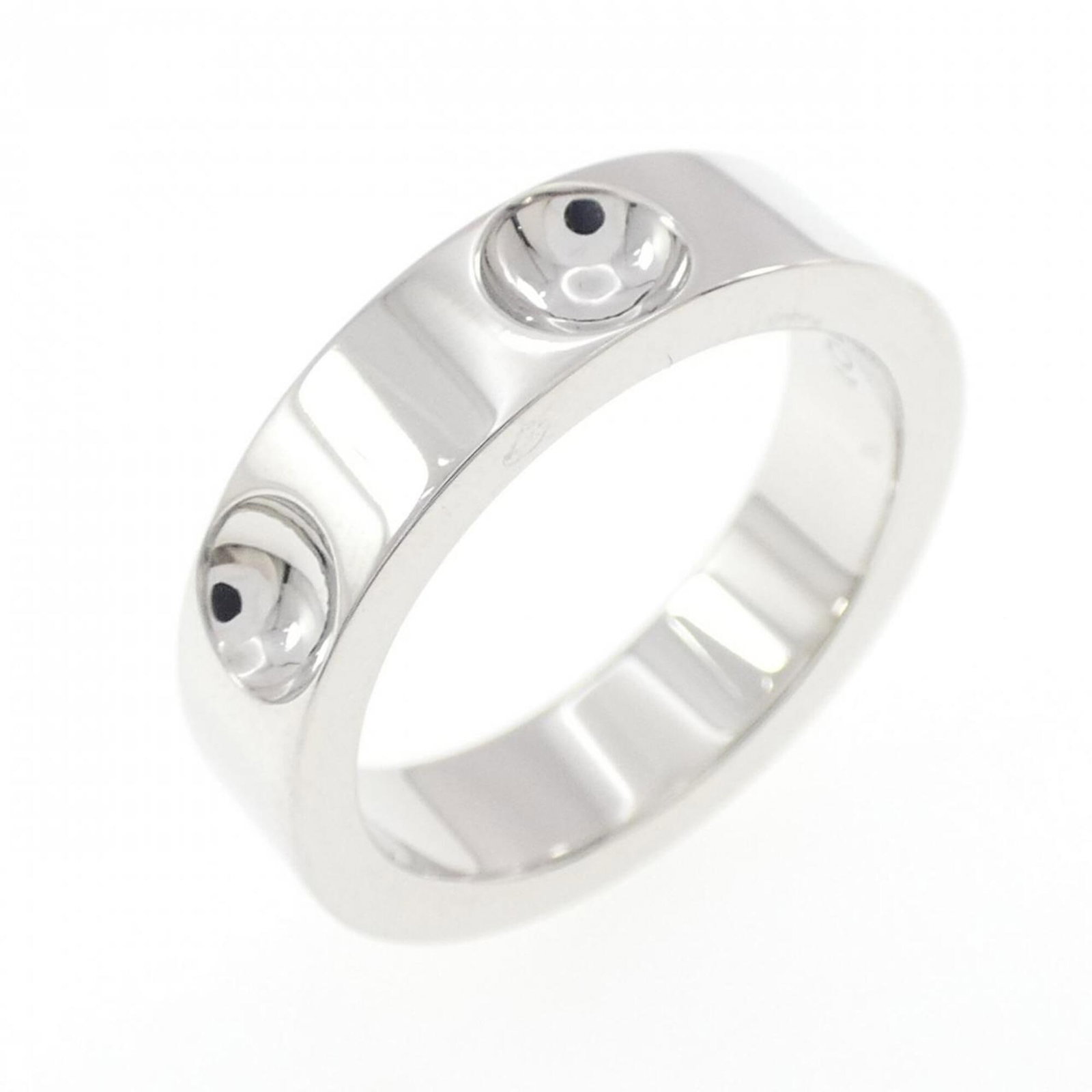 White Gold Louis Vuitton Band Ring: White Gold Louis Vuitton Band Ring White gold band ring from Louis Vuitton, crafted in 18K white gold with a US size 5.5 fit. This elegant ring features the iconic Louis Vuitton brand, making it a sty