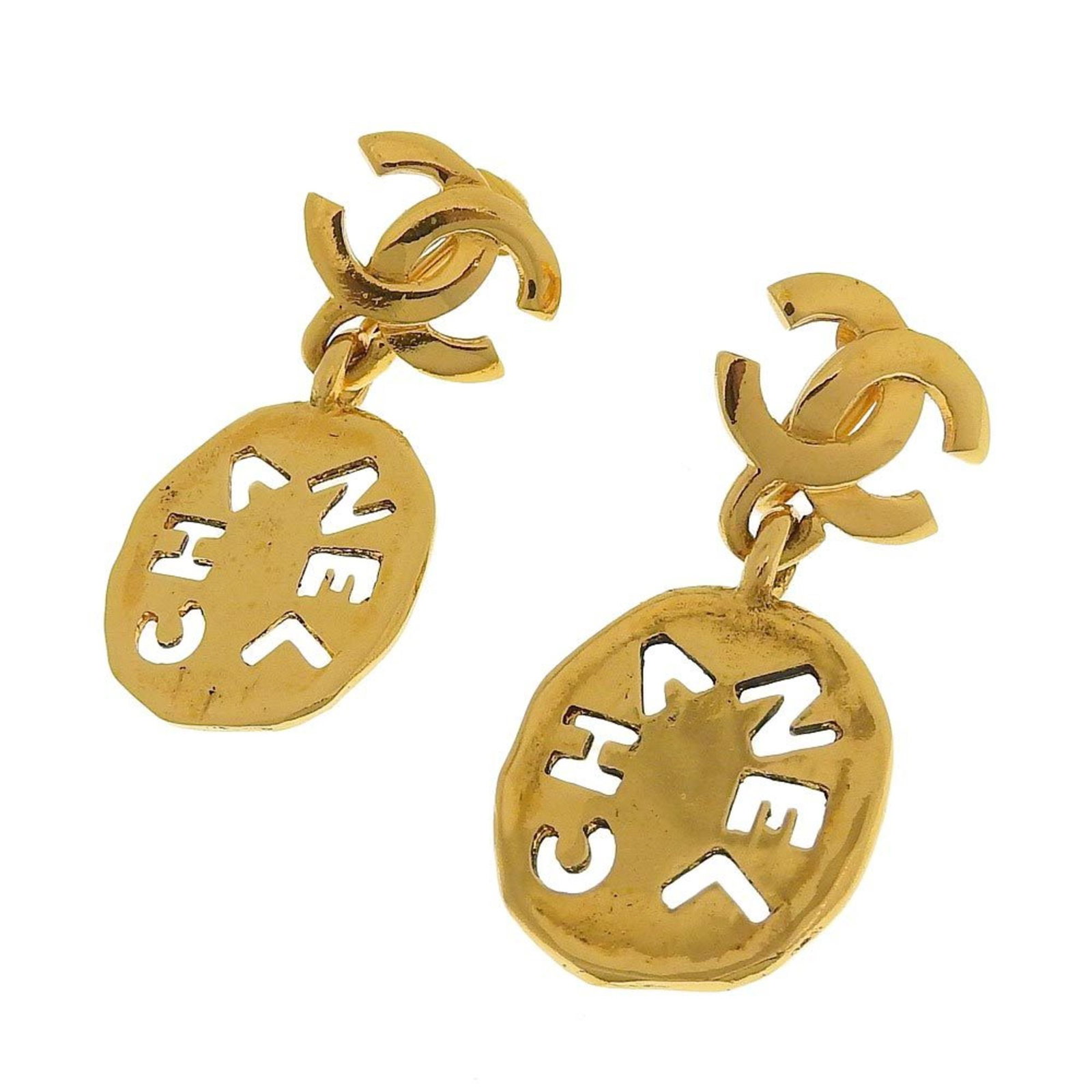 Chanel clip earrings: Chanel clip earrings Gold plated clip earrings from Chanel, measuring 48.00mm x 22.00mm, come in a gold finish and are packaged in a box. These vintage-style earrings showcase the iconic brand's signa