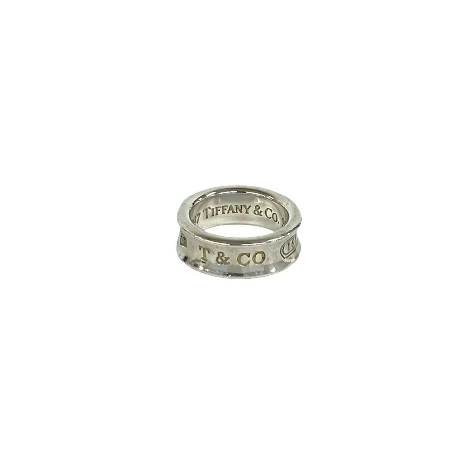 Silver Ring Band Tiffany: Silver Ring Band Tiffany Silver Ring Band Tiffany features a sleek and modern design made from high-quality silver (925 US). This elegant band ring is available in size 4, perfect for women looking to