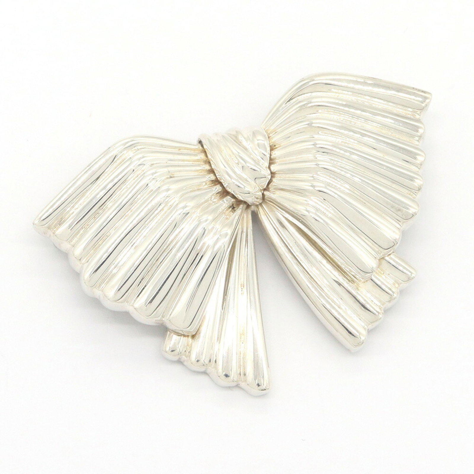 Silver brooch sterling 925 Tiffany: Silver brooch sterling 925 Tiffany Sterling silver 925 Tiffany brooch features a sleek design with a silver charm, measuring 5.5cm x 3.6cm in size. This elegant piece boasts a classic style that