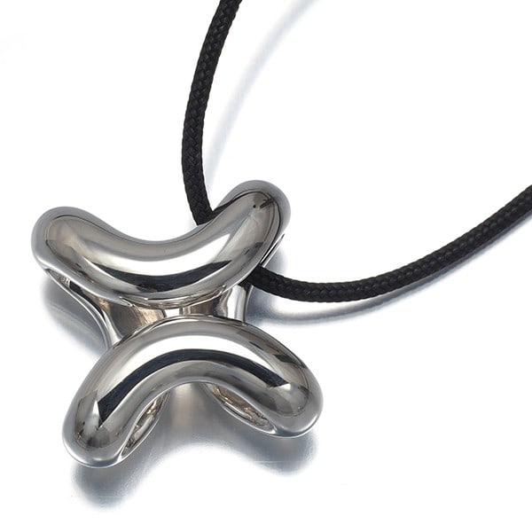 Silver cord necklace sterling 925 long hermes lima pm: Silver cord necklace sterling 925 long hermes lima pm Sterling silver necklace with a long 75cm cord and a pendant measuring 25.5 x 25.7mm, crafted from high-quality 925 metal. This elegant Lima-style