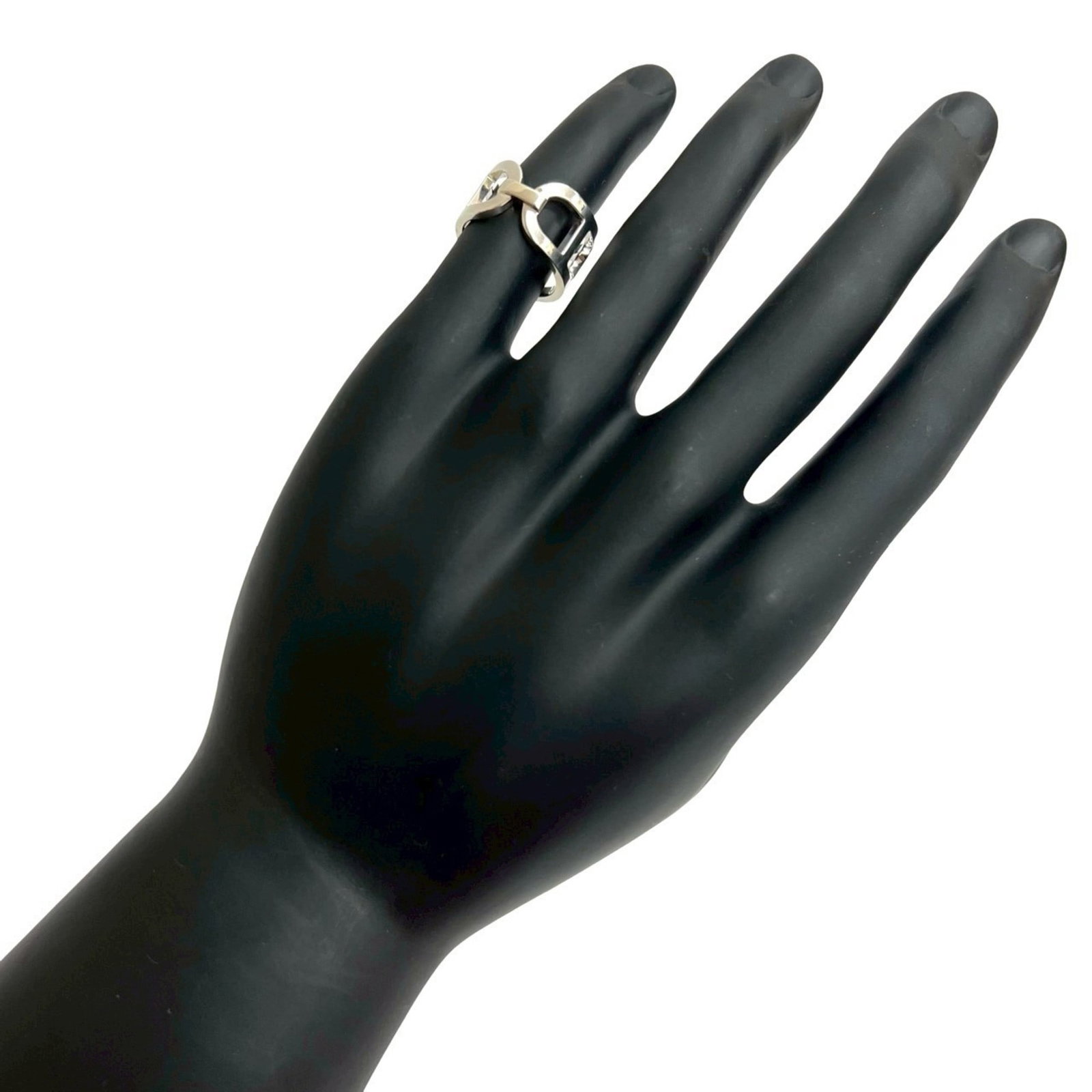 Ring silver band 925 by Hermes: Ring silver band 925 by Hermes Silver band ring by Hermes, made from high-quality silver (925), features a sleek and modern design. The item comes in a US size 6.5 and includes a luxurious box for sto
