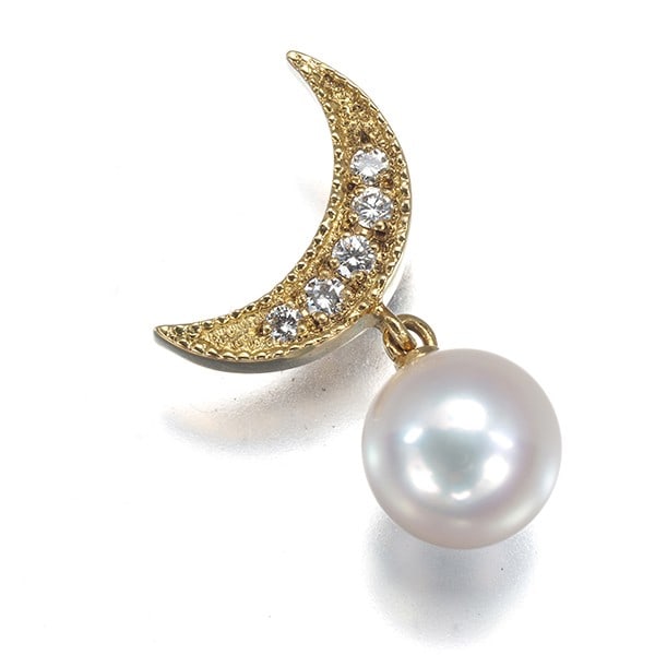 Akoya Pearl 750 Yellow Gold Mikimoto Brooch Diamond 7.0Mm: Akoya Pearl 750 Yellow Gold Mikimoto Brooch Diamond 7.0Mm The Akoya Pearl 750 Yellow Gold Mikimoto Brooch Diamond features a stunning 7.0mm Akoya pearl set in 18k yellow gold, surrounded by a delicate