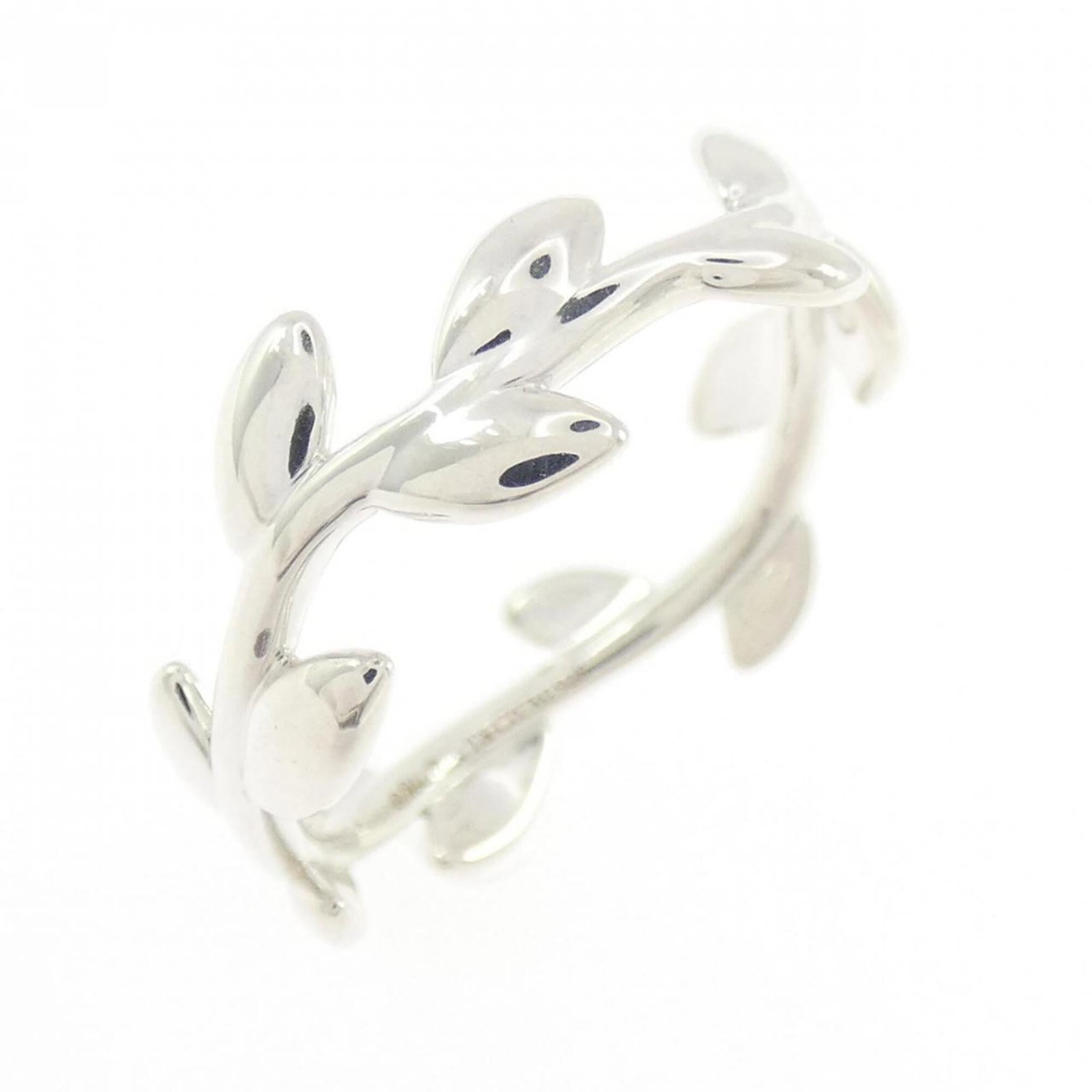 Silver Ring Band Tiffany: Silver Ring Band Tiffany Silver Ring Band Tiffany, a classic women's band ring made from high-quality silver (925 US), features a timeless design. This elegant band is available in size 6 and bears th