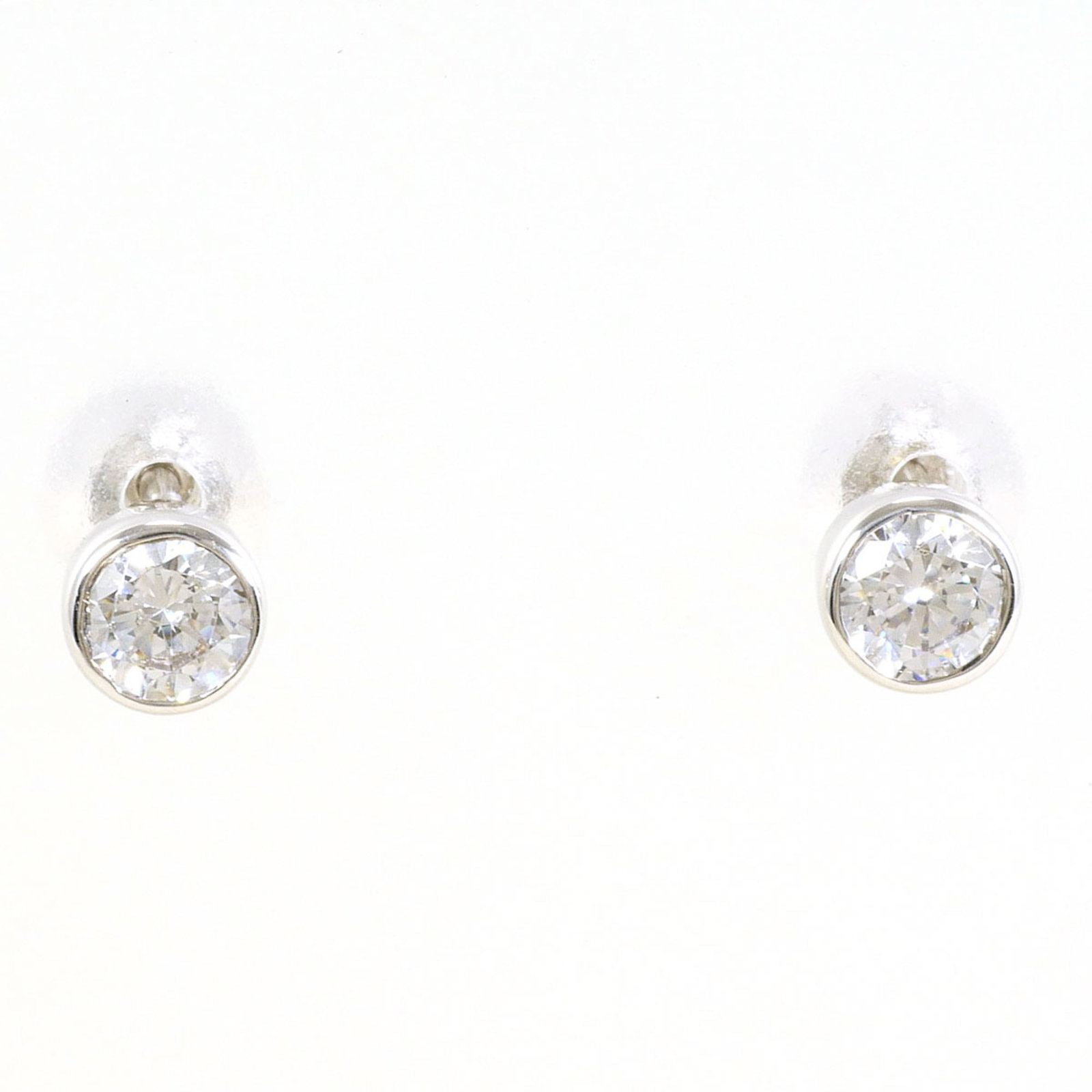 White Gold Stud Earrings Unbranded: White Gold Stud Earrings Unbranded White gold stud earrings with a subtle shine, crafted from 14K metal featuring cubic zirconia stones. Weighing in at 0.7g, these understated earrings add a touch of