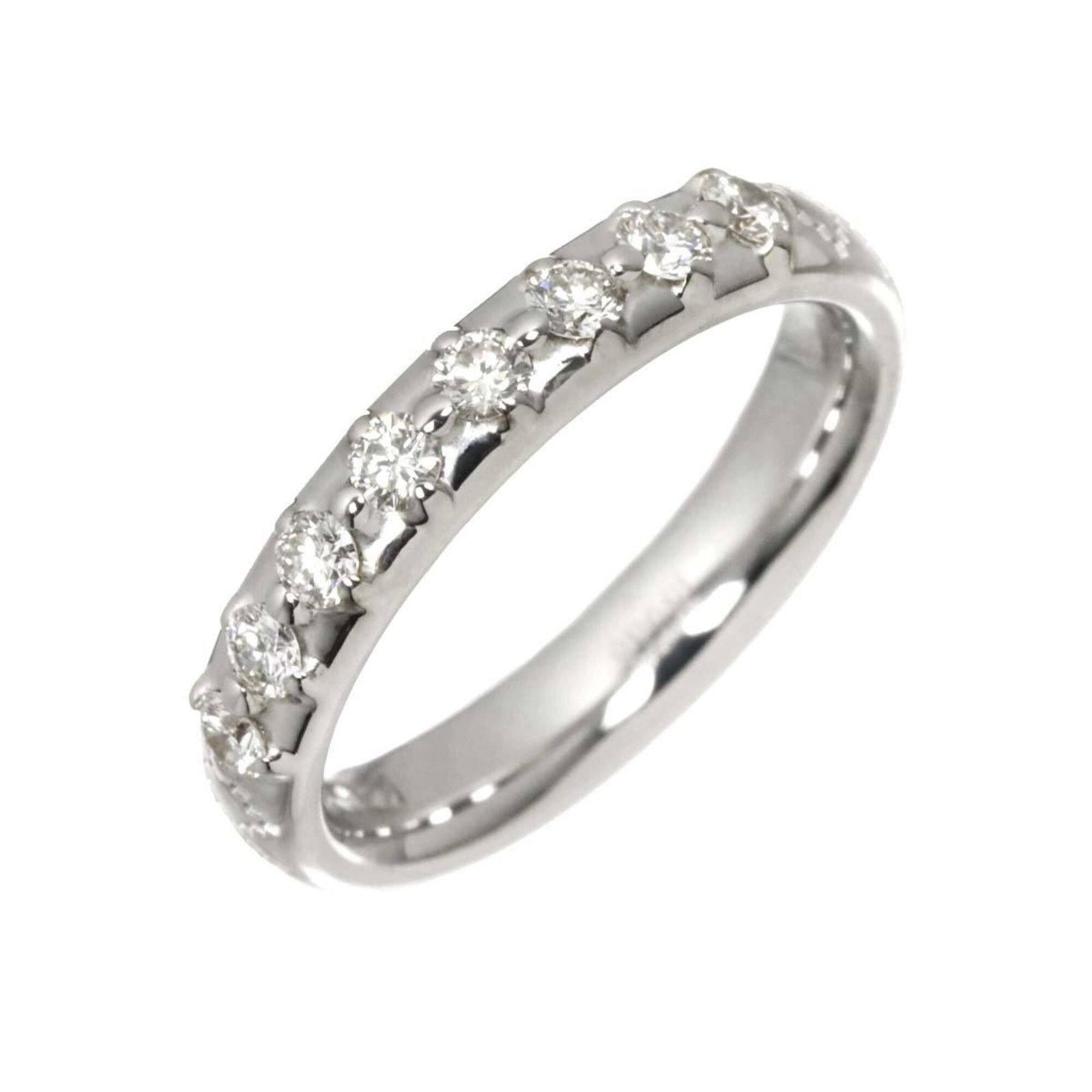 White Gold 18k Gucci Ring Band: White Gold 18k Gucci Ring Band White gold (18K) band ring from Gucci, featuring high-quality craftsmanship and attention to detail. This elegant band is made from durable white gold and fits a US size