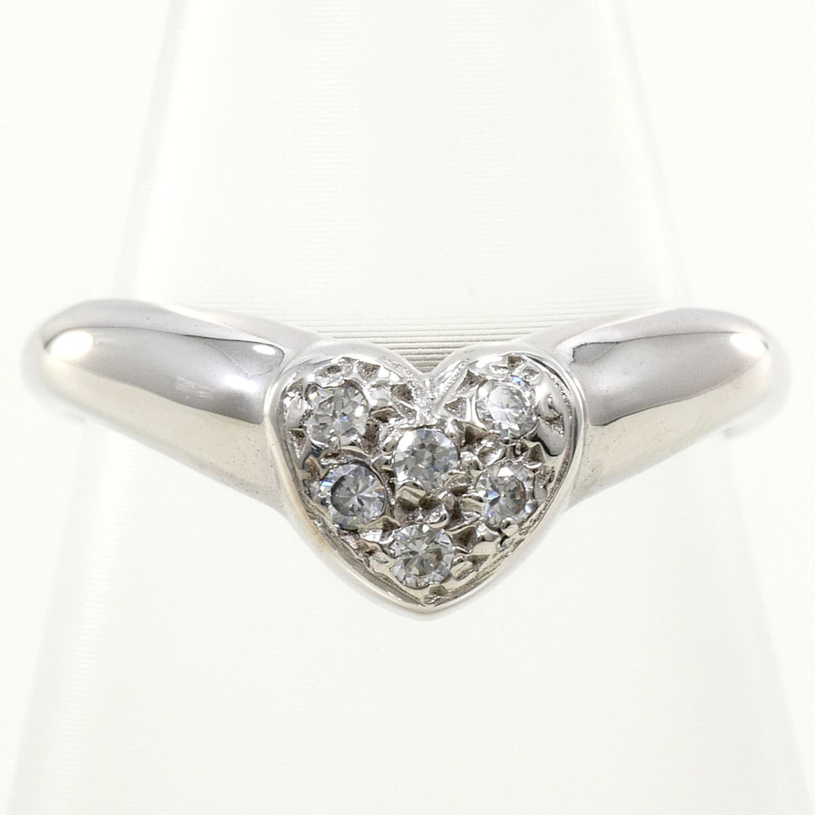 White Gold 18k Unbranded Band Ring: White Gold 18k Unbranded Band Ring The 18k white gold band ring boasts a sleek, slender design with a width of 7mm. Its sturdy weight of 2.8g and US size of 5.5 make it a comfortable fit for everyday