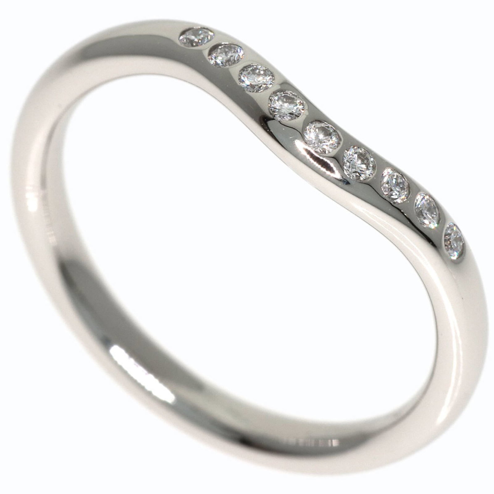 Ring platinum band 950 Tiffany: Ring platinum band 950 Tiffany Platinum band ring from Tiffany, featuring a high-quality 950 platinum construction. This US size 4 ring boasts a sleek and sophisticated design, making it a timeless ad