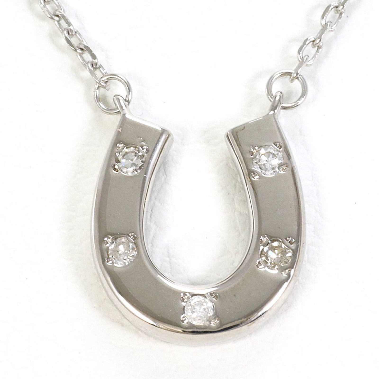 K14 14K Wg White Gold Necklace With Diamond (No Carat Marking) Total Weight 1.5G 41Cm Like New: K14 14K Wg White Gold Necklace With Diamond (No Carat Marking) Total Weight 1.5G 41Cm Like New White gold necklace with diamond pendant, featuring a total weight of 1.5g and measuring 41cm in circumfe