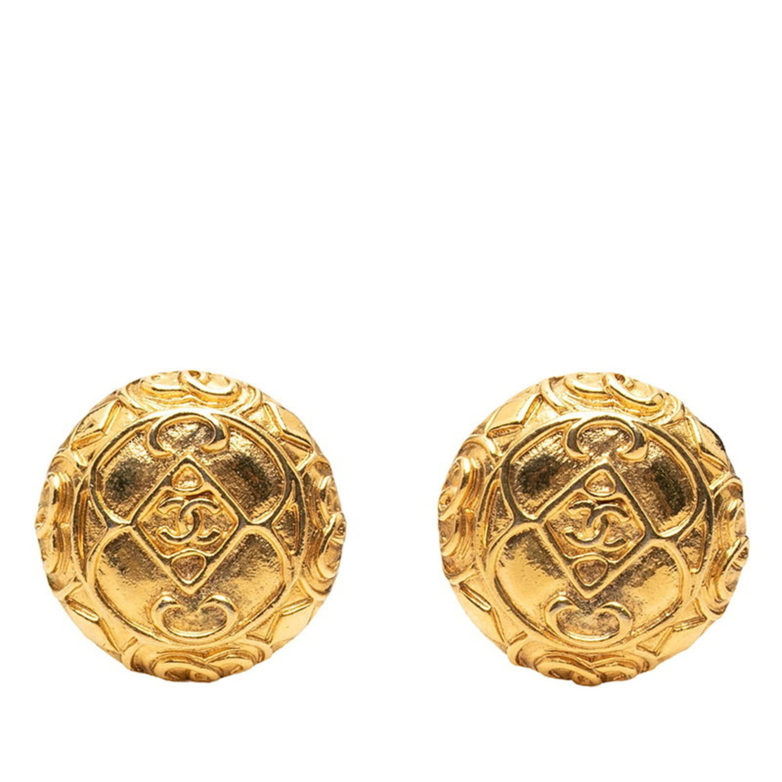 Chanel clip earrings: Chanel clip earrings Gold clip earrings from the renowned Chanel brand, measuring 27.60mm x 27.40mm in size. These elegant earrings are designed to add a touch of sophistication to any outfit with the