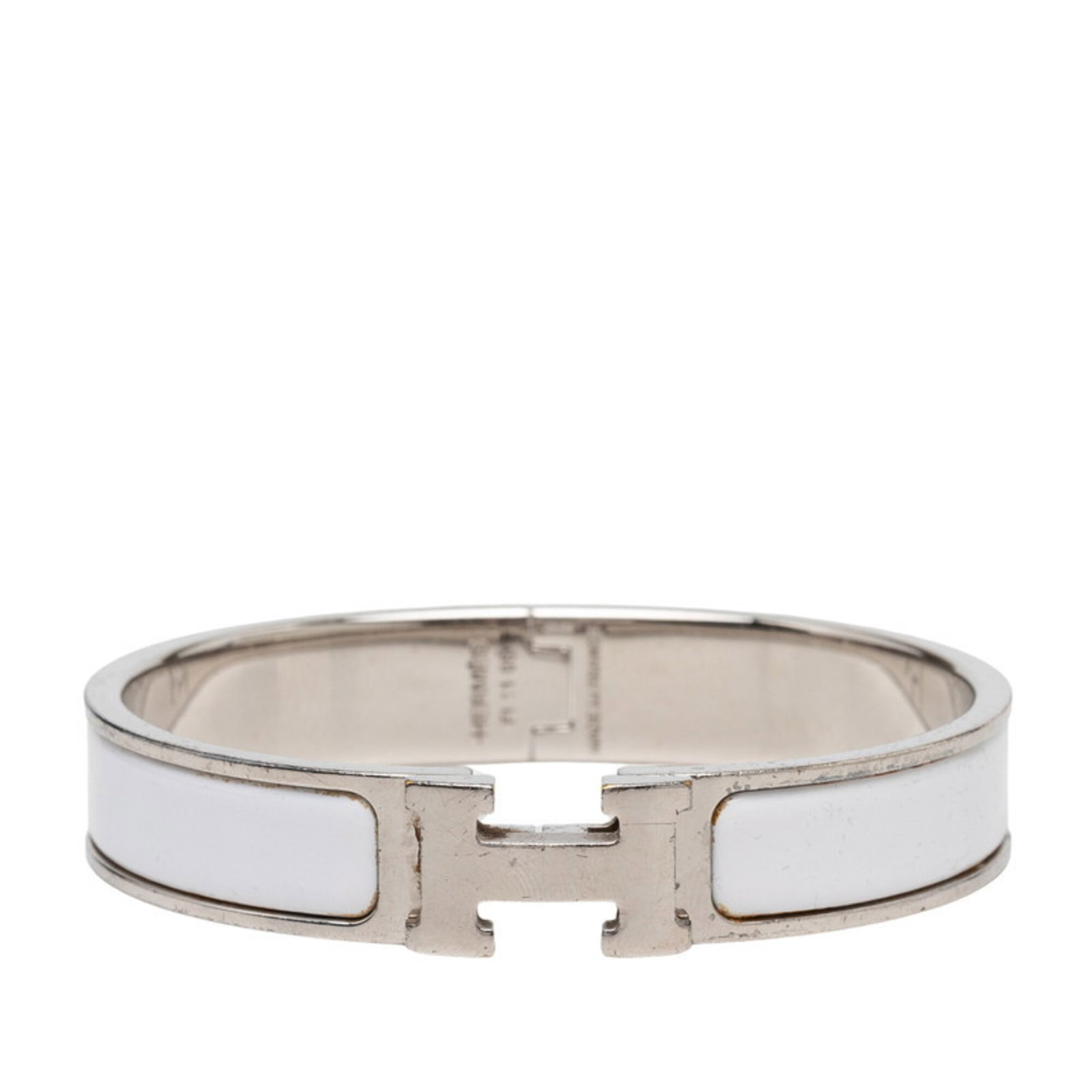 Hermes Charm Enamel Metal: Hermes Charm Enamel Metal Silver and white enamel metal charm bracelet from Hermes, measuring 17cm in length. This charm bracelet features the brand's signature style with a mix of elegant lines and v