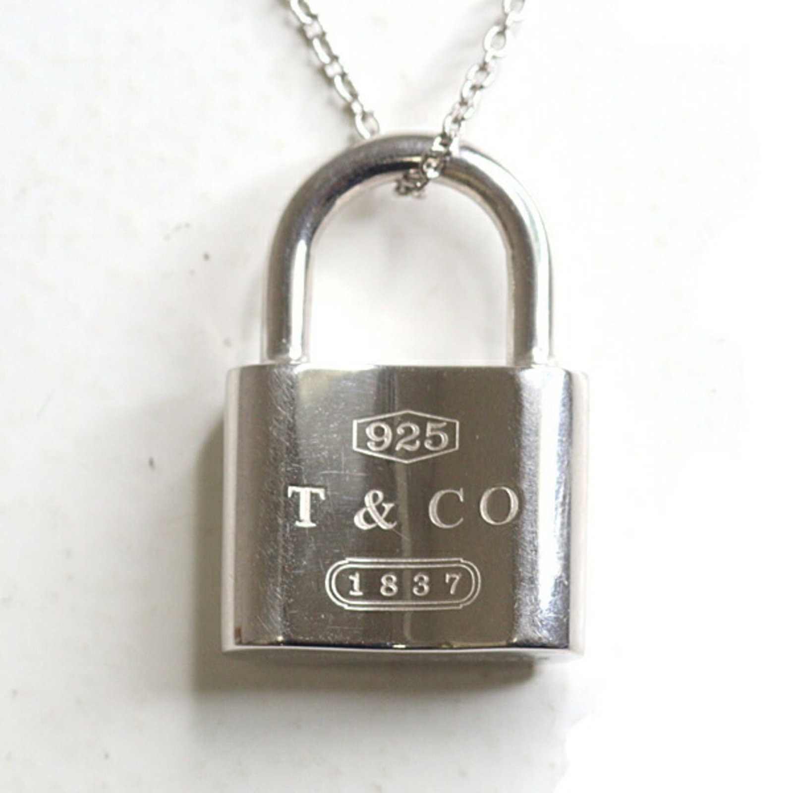 Sterling silver necklace cadena pendant tiffany co 1837: Sterling silver necklace cadena pendant tiffany co 1837 Sterling silver necklace with Tiffany & Co. hallmark, bearing the iconic 1837 mark, features a cadena pendant design. The necklace measures 41 c