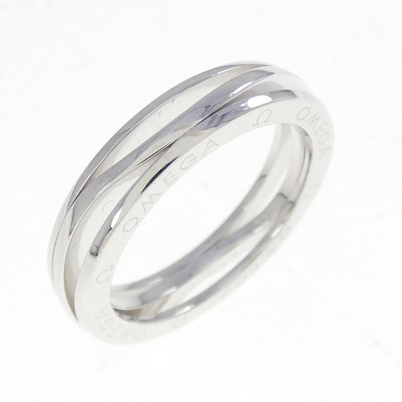 Ring band omega: Ring band omega 18K white gold band ring from Omega, featuring a sleek and modern design. Weighing in at 5.3g, this US size 5.5 ring showcases the brand's attention to detail and craftsmanship. The