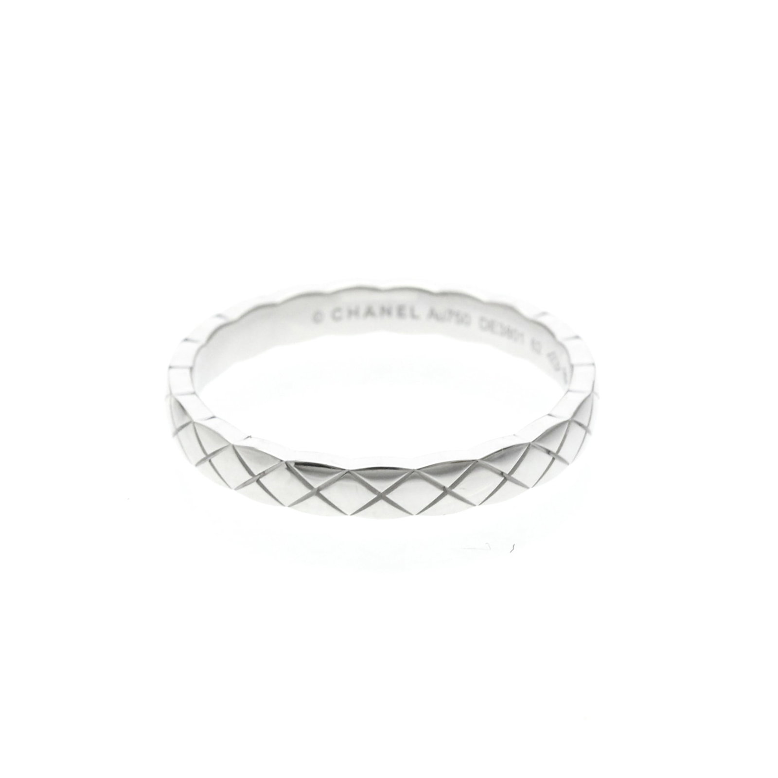 White Gold Chanel Ring 18K: White Gold Chanel Ring 18K White gold Chanel ring in 18K purity, featuring a sleek band design with a width of 3.2mm and weighing 4.7g. This stylish accessory boasts a silver color and a total weight 