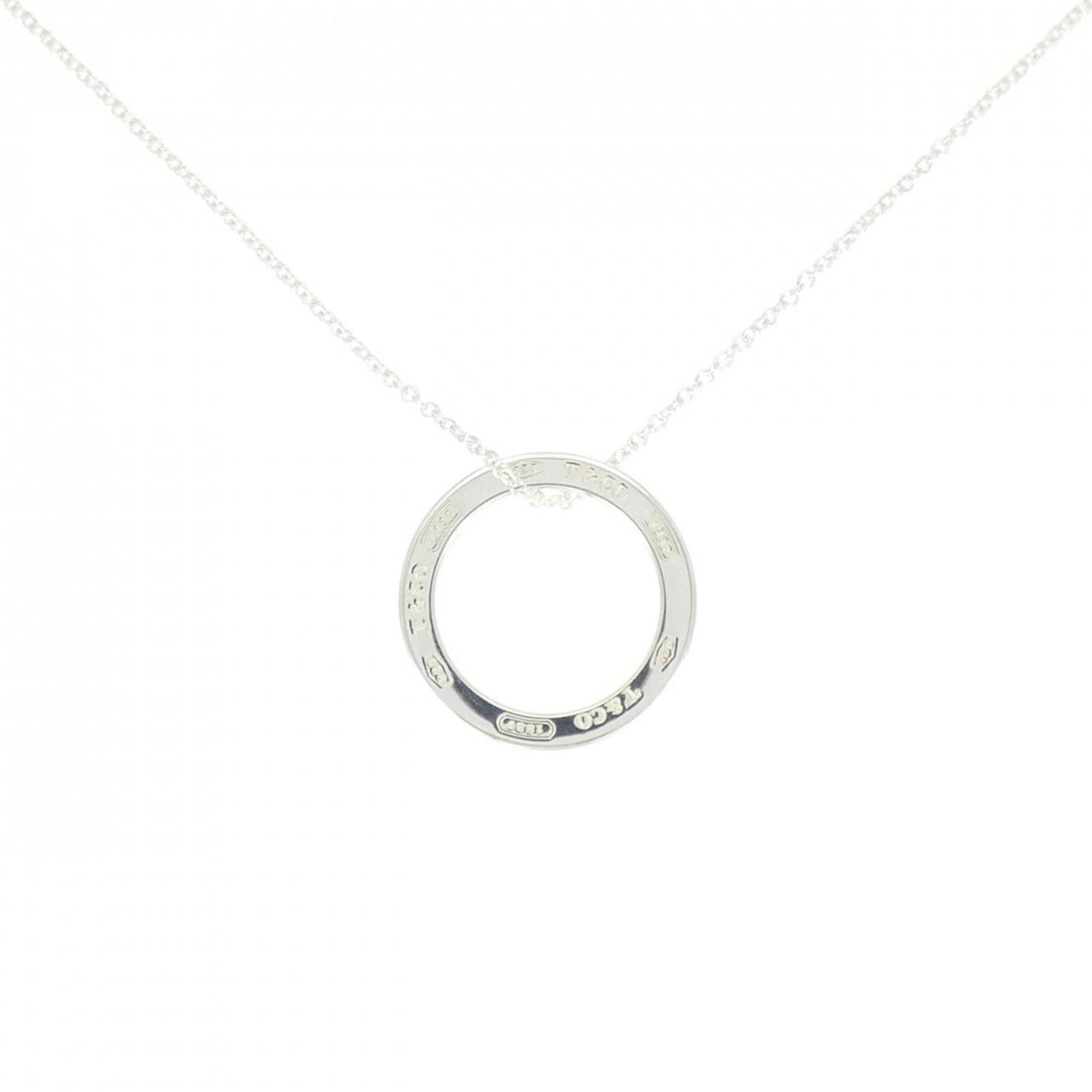 Medium Tiffany Circle Necklace: Medium Tiffany Circle Necklace Silver Tiffany Circle Necklace with a 40 cm circumference, featuring a 17.8mm x 17.8mm pendant made from 925 silver material. This elegant necklace showcases the iconic 