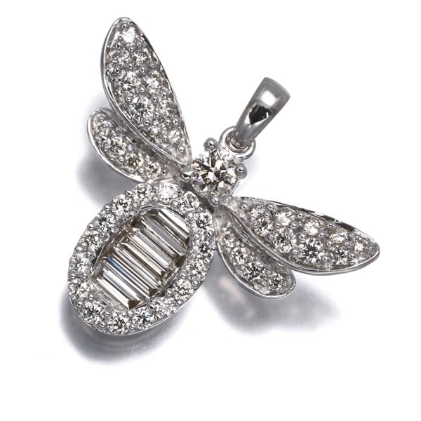 Diamond Bee Pendant 18K 750 White Gold: Diamond Bee Pendant 18K 750 White Gold The Diamond Bee Pendant shines with its natural beauty, featuring a stunning diamond set in an 18k white gold design. Weighing approximately 0.5-0.6 carats, the 