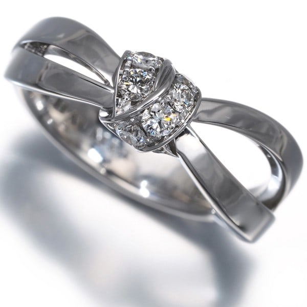 White gold ring with diamond and liens on 18K 750 for seduction: White gold ring with diamond and liens on 18K 750 for seduction White gold ring with diamond, showcasing a natural design. The 18k white gold construction features a diamond main stone, set within a s