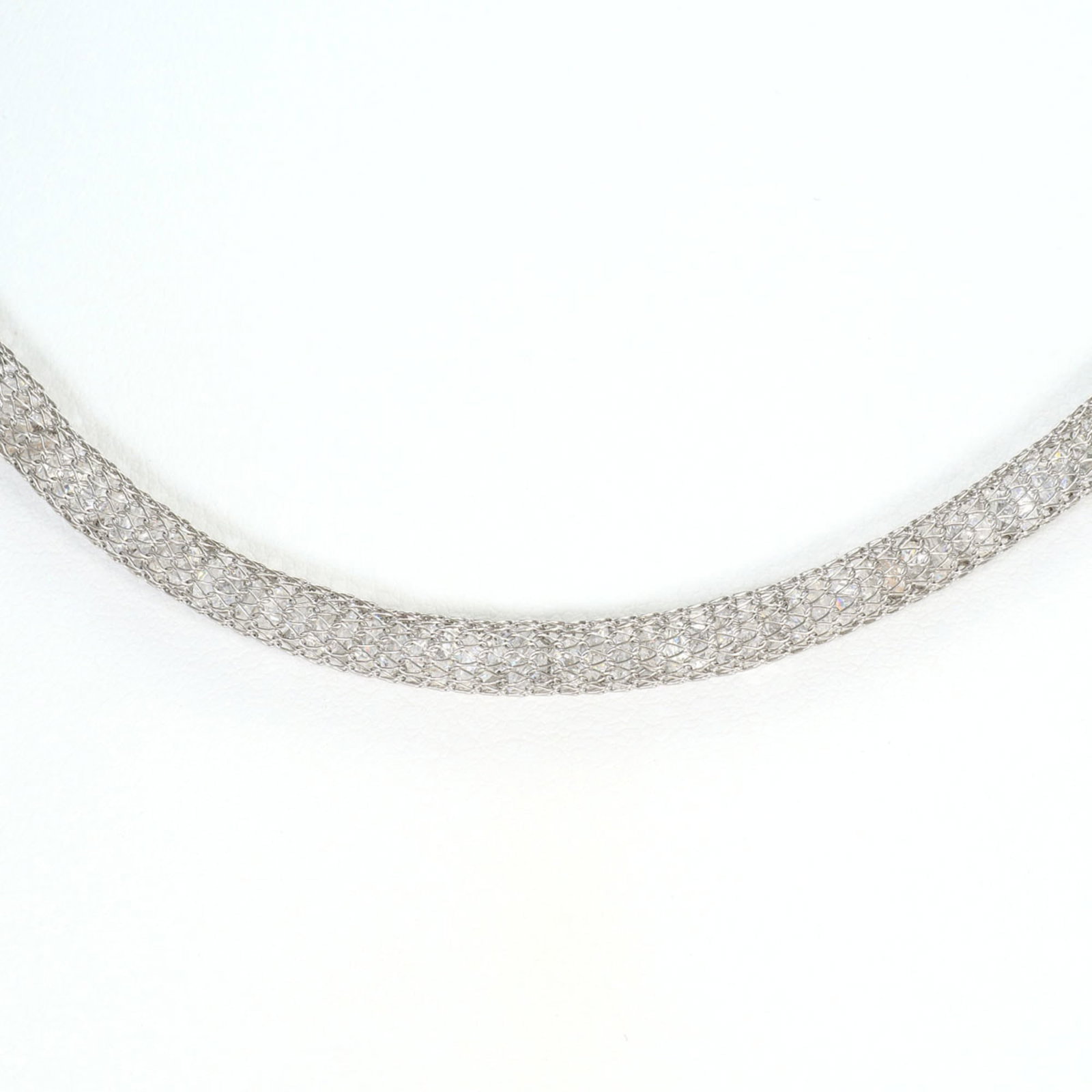 18K (18-Karat White Gold) Necklace With Cubic Zirconia Total Weight 22.0G 42Cm Length Like New.: 18K (18-Karat White Gold) Necklace With Cubic Zirconia Total Weight 22.0G 42Cm Length Like New. 18K white gold necklace with a total weight of 22.0g and featuring cubic zirconia stones, measuring 42cm