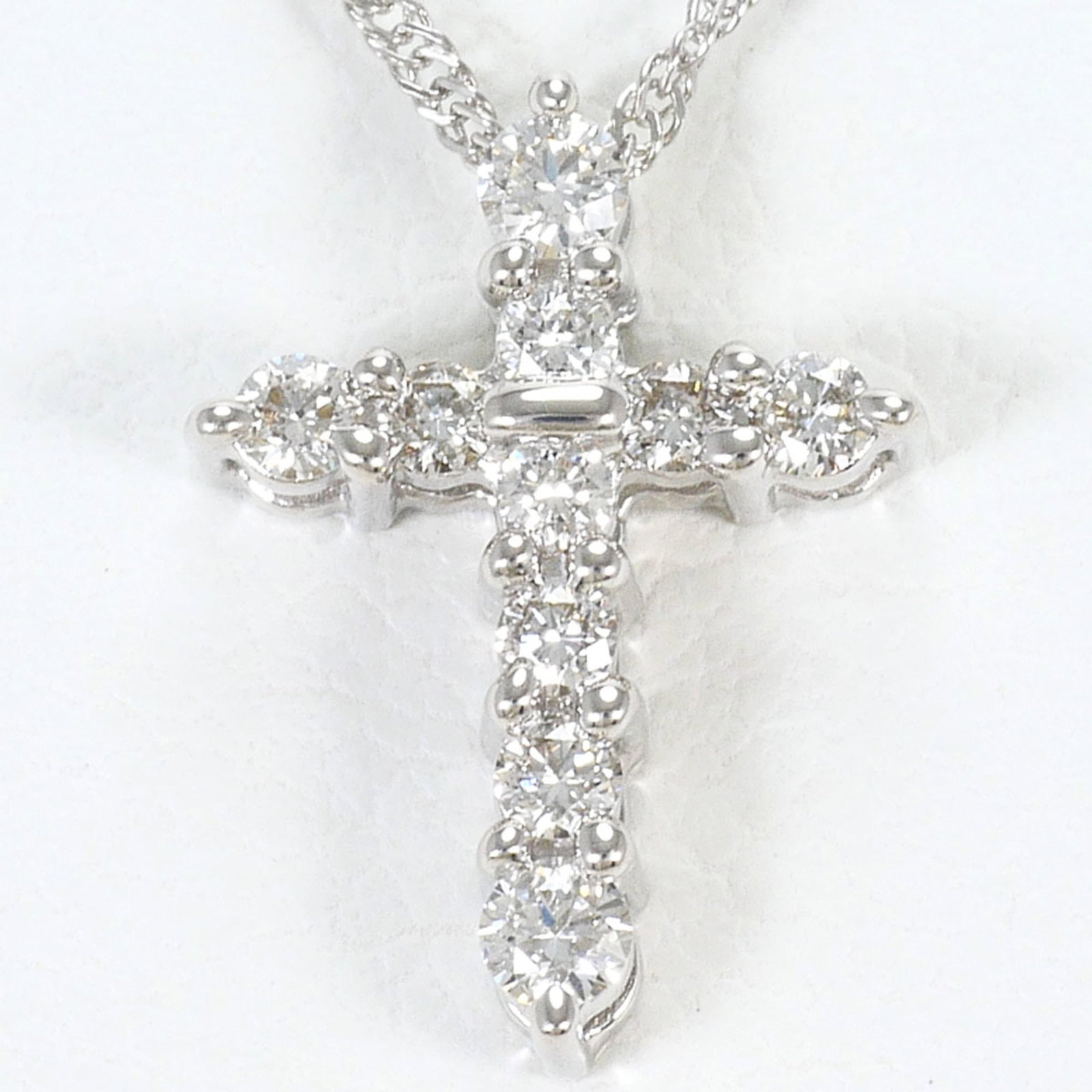 18K (18-Karat White Gold) Necklace With 0.14Ct Diamond Total Weight 1.6G 40Cm Length Like New: 18K (18-Karat White Gold) Necklace With 0.14Ct Diamond Total Weight 1.6G 40Cm Length Like New 18K white gold necklace boasts a total weight of 1.6g and features 0.14ct diamonds, totaling 1.6 grams. Th