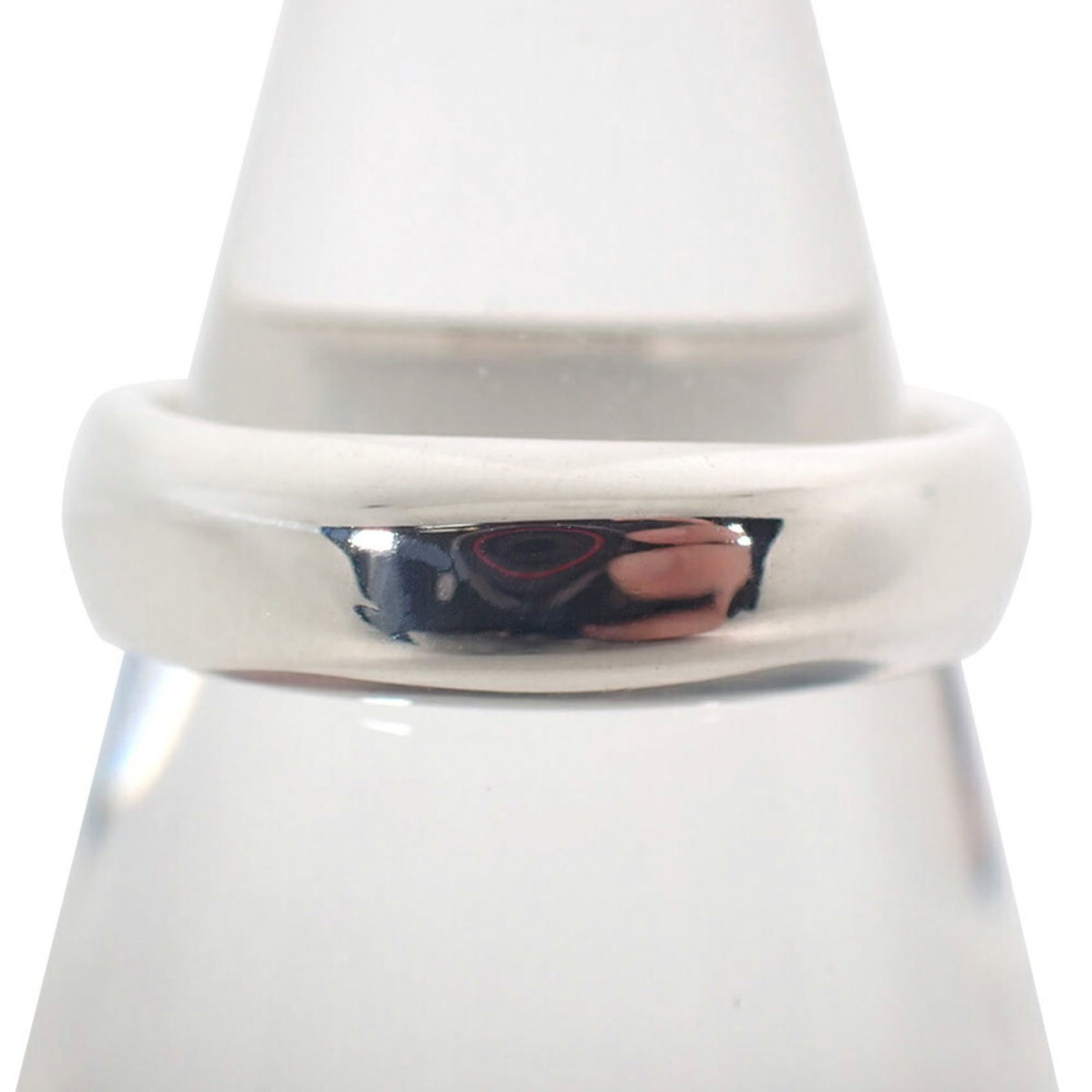 Tiffany Band Ring Sterling Silver 925: Tiffany Band Ring Sterling Silver 925 Sterling silver 925 band ring from Tiffany, available in US size 5.5. This elegant band features high-quality sterling silver construction, suitable for everyday 