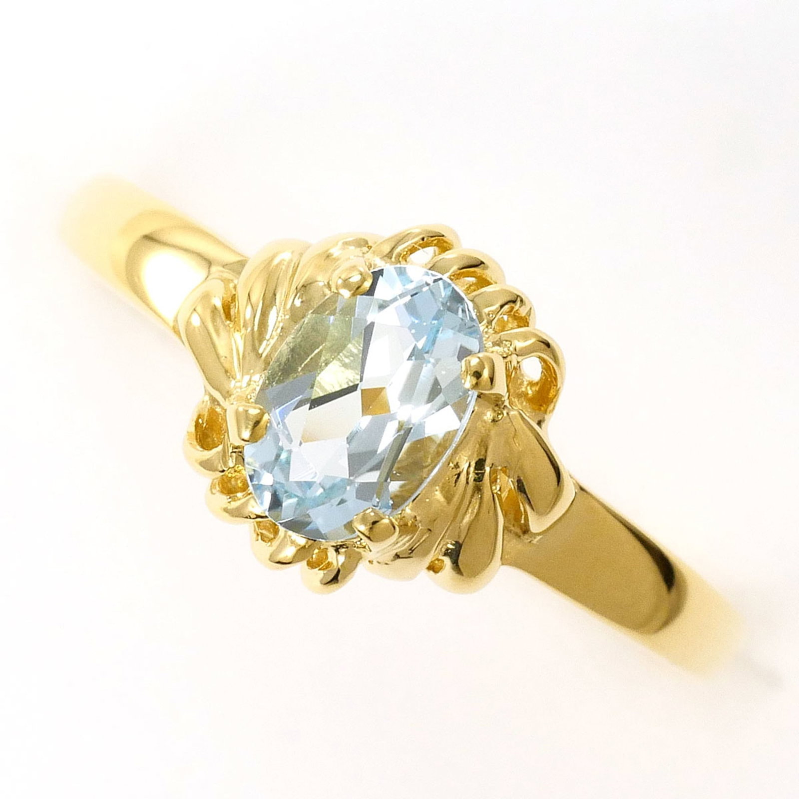 Yellow gold band ring unbranded: Yellow gold band ring unbranded Yellow gold band ring with an aquamarine stone, crafted from 18K yellow gold. The ring features a classic design with a width of 8mm and weighs 1.6g. Its simplicity mak