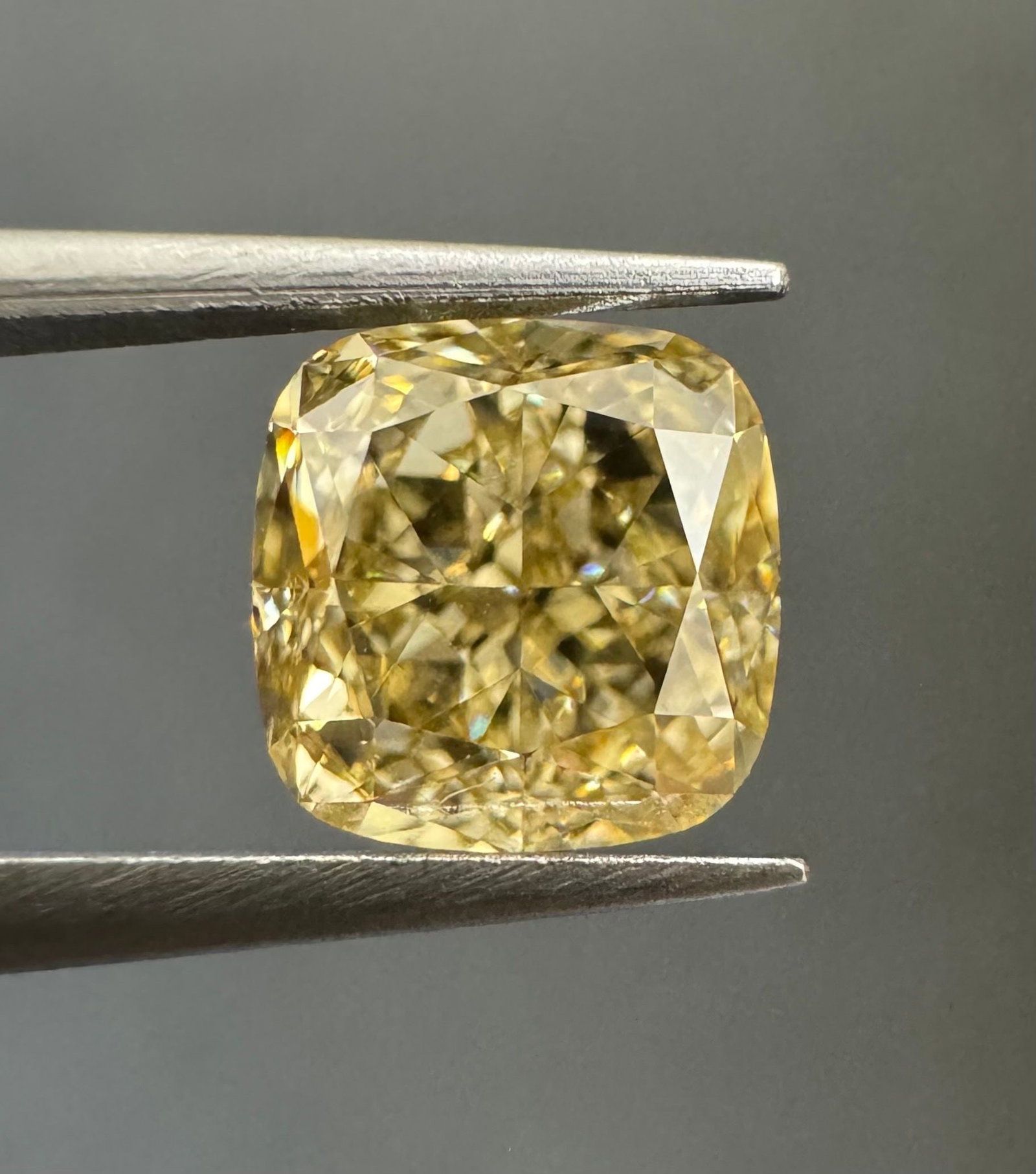 GIA Cushion Brilliant 1.35ct Fancy Brownish Yellow VVS1 - Loose Natural Diamond: GIA Cushion Brilliant 1.35ct Fancy Brownish Yellow VVS1 - Loose Natural Diamond The GIA Cushion Brilliant 1.35ct Fancy Brownish Yellow VVS1 diamond boasts exceptional clarity and color, with a vibrant