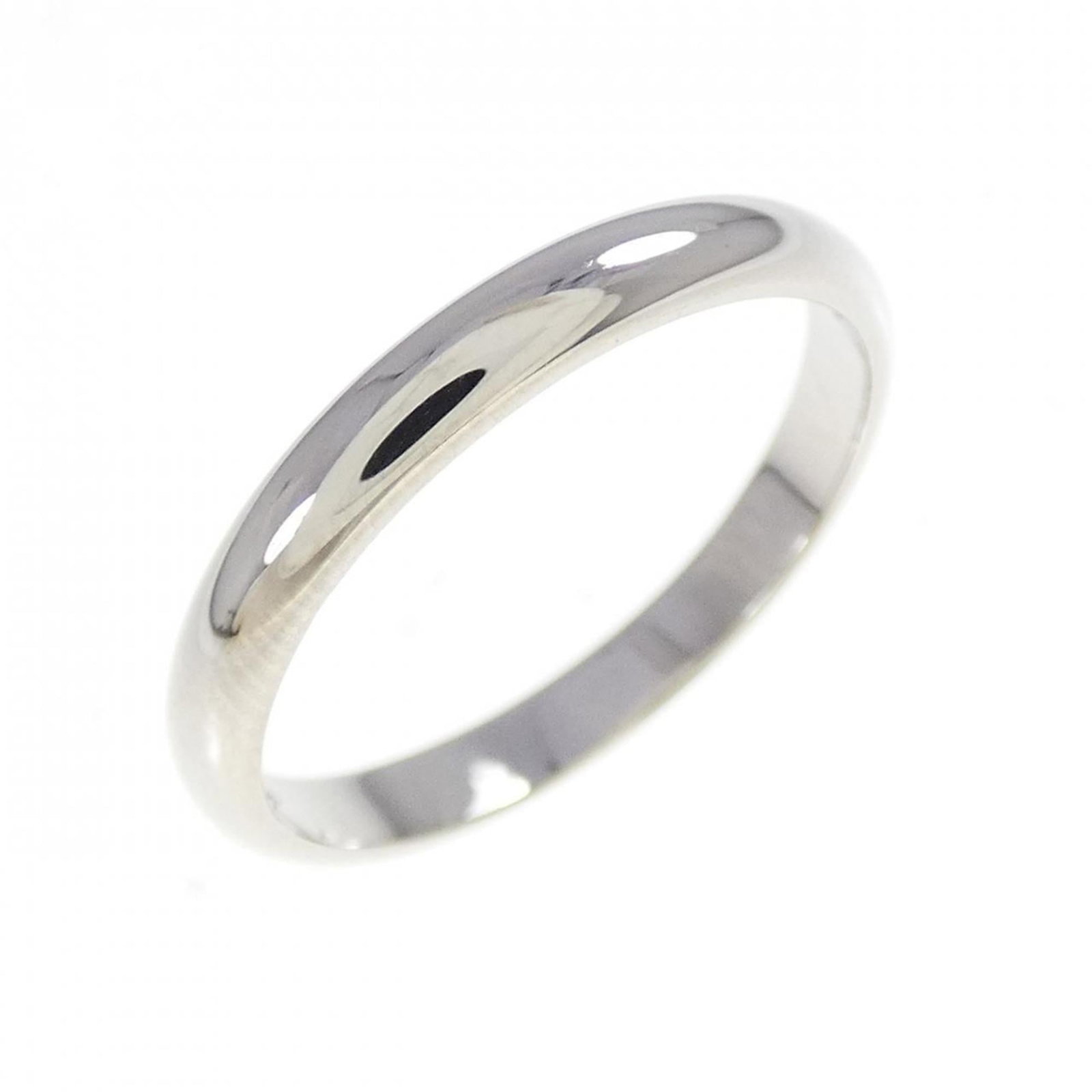 Ring wedding platinum Cartier 950: Ring wedding platinum Cartier 950 Platinum Cartier 950 wedding ring features a sleek, modern design with a width of 2.3mm and US size 4.5. This elegant piece is crafted from high-quality platinum mate