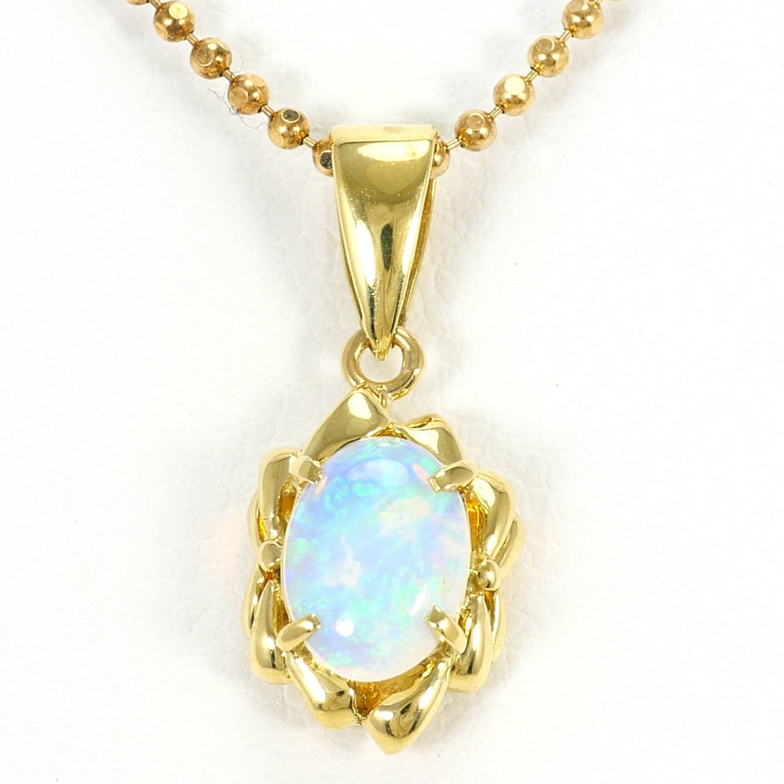 18K (18-Karat) Yellow Gold Necklace With 0.355Ct Opal Card Included Total Weight 3.3G 40Cm Jewelry: 18K (18-Karat) Yellow Gold Necklace With 0.355Ct Opal Card Included Total Weight 3.3G 40Cm Jewelry 18K yellow gold necklace with a stunning 0.355ct opal pendant, carefully crafted to shine in the ligh