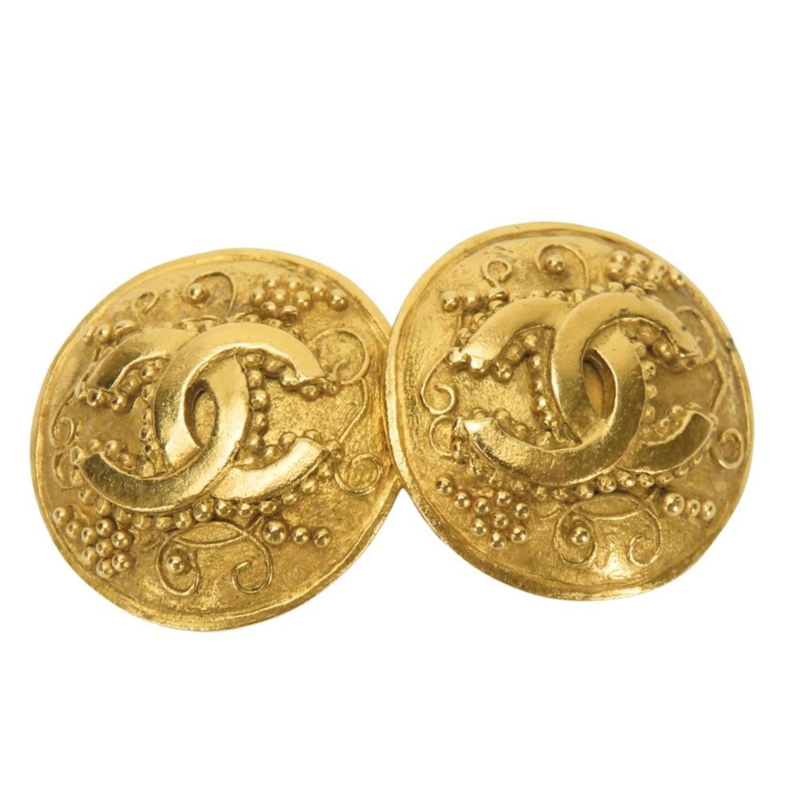 Chanel Clip Earrings Metal: Chanel Clip Earrings Metal Gold clip earrings from the iconic Chanel brand, featuring a sleek metal design with precise dimensions at 27.80mm x 27.80mm / 1.09'' x 1.09''. Made entirely of metal, these