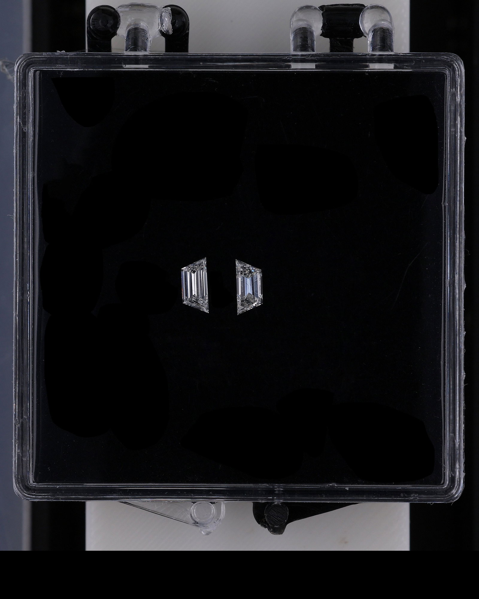 IGI Trapezoid 0.14ct F VVS2 - Loose Natural Diamond: IGI Trapezoid 0.14ct F VVS2 - Loose Natural Diamond The IGI Trapezoid cut diamond boasts exceptional clarity with its VVS2 certification, showcasing minimal inclusions. With a color grade of F and