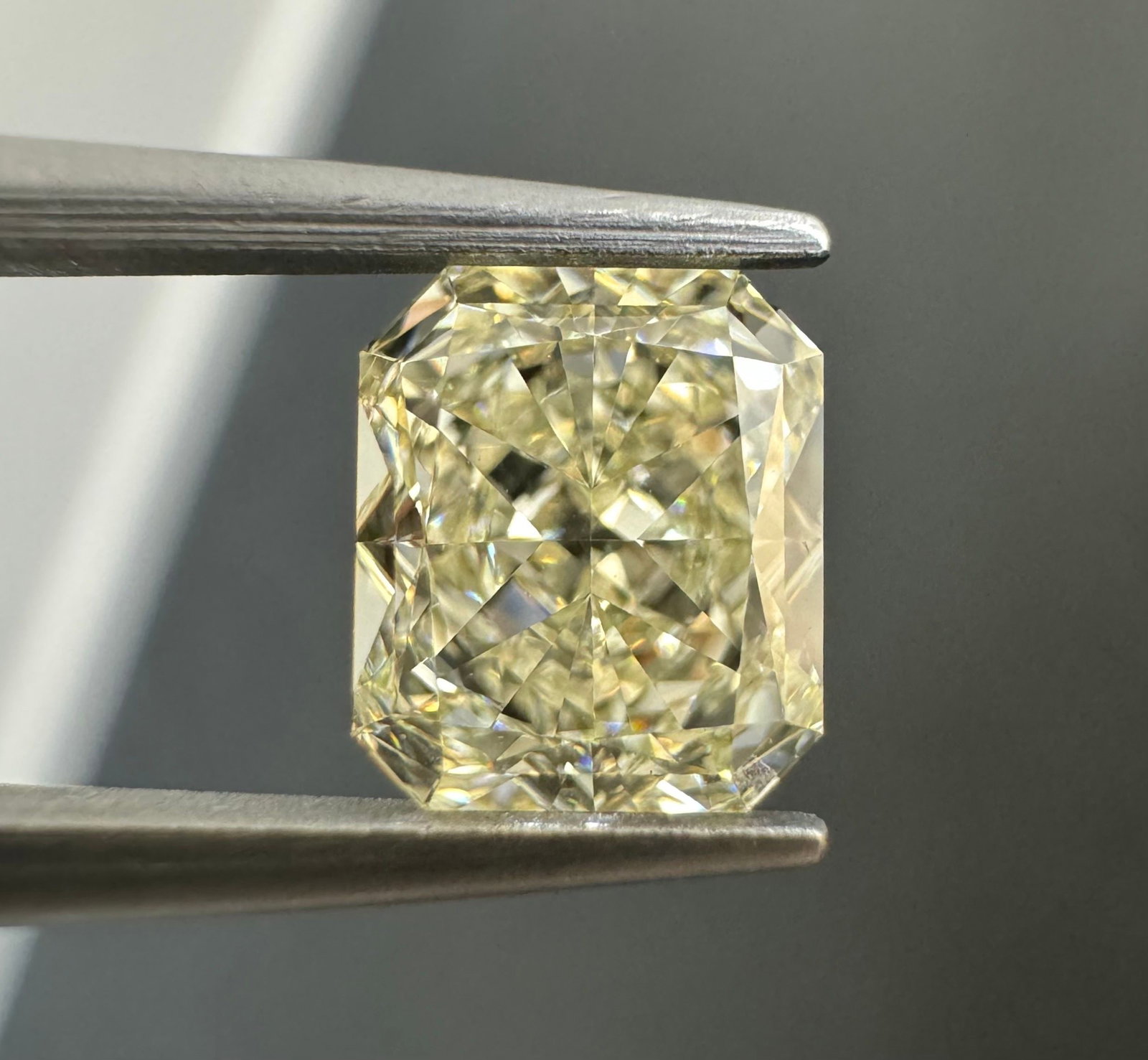 GIA Radiant 1.32ct N VVS2 - Loose Natural Diamond: GIA Radiant 1.32ct N VVS2 - Loose Natural Diamond GIA certified, this radiant natural diamond boasts exceptional clarity with its VVS2 grade and impressive cut symmetry. Measuring 6.58L x 5.65W x