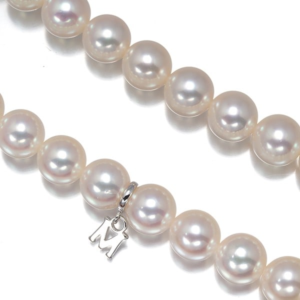 Akoya Pearl Necklace 750 White/ Silver 7.1-7.7Mm Mikimoto: Akoya Pearl Necklace 750 White/ Silver 7.1-7.7Mm Mikimoto Akoya Pearl Necklace in White Gold, featuring high-quality cultured Akoya pearls measuring approximately 7.1-7.7mm, suspended from a 40cm whit