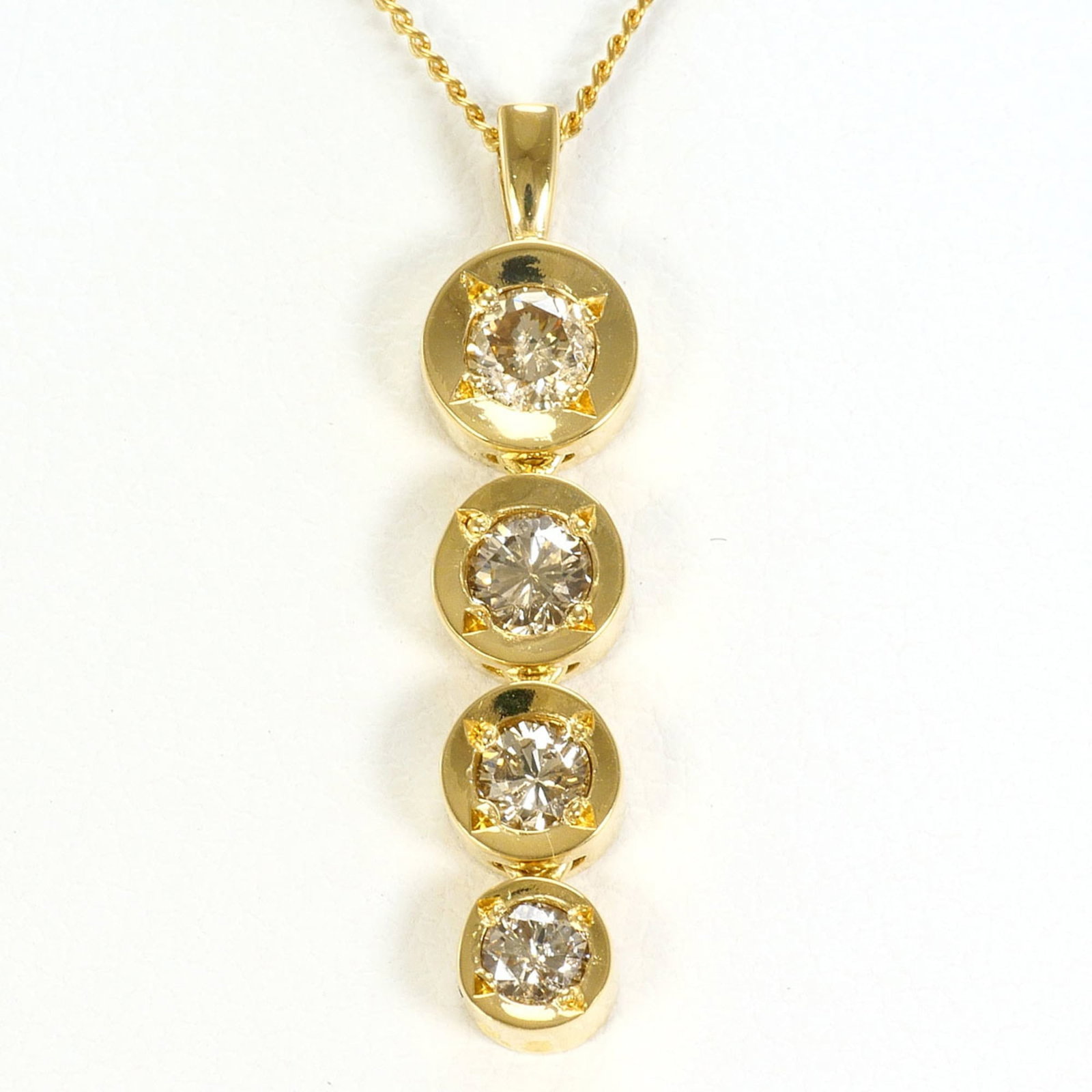 18K (18-Karat) Yellow Gold Necklace With 0.5Ct Diamond Certificate Of Authenticity Total Weight: 18K (18-Karat) Yellow Gold Necklace With 0.5Ct Diamond Certificate Of Authenticity Total Weight 18K yellow gold necklace with a 0.5ct diamond, carefully crafted to add a touch of elegance to any outfi