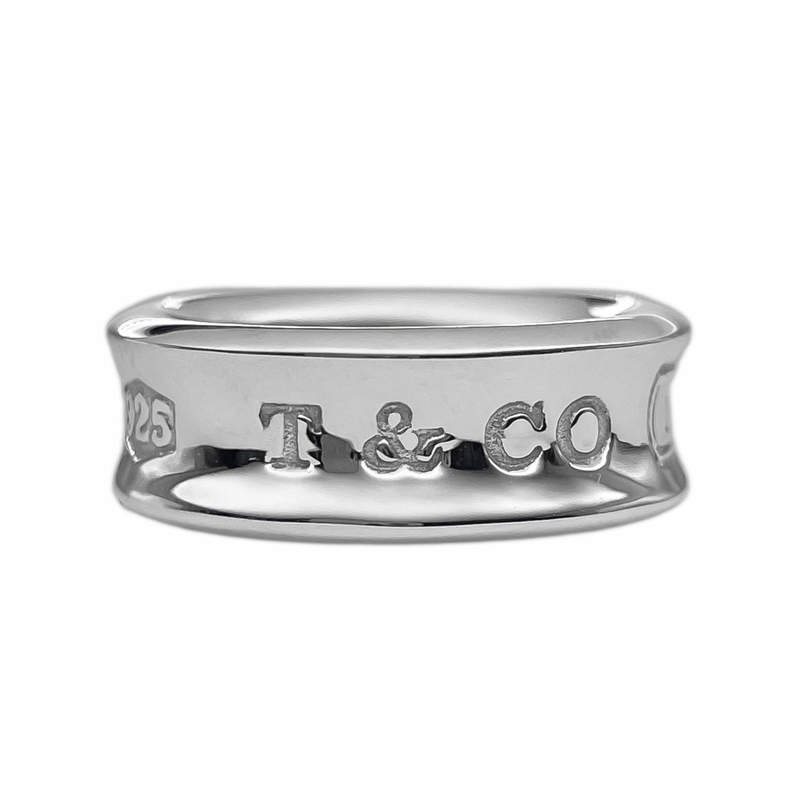 Silver Ring Band Tiffany: Silver Ring Band Tiffany Silver Ring Band Tiffany, US Size 5, made from high-quality silver. This elegant band ring features a sleek design and is crafted from sterling silver (925). Its classic style