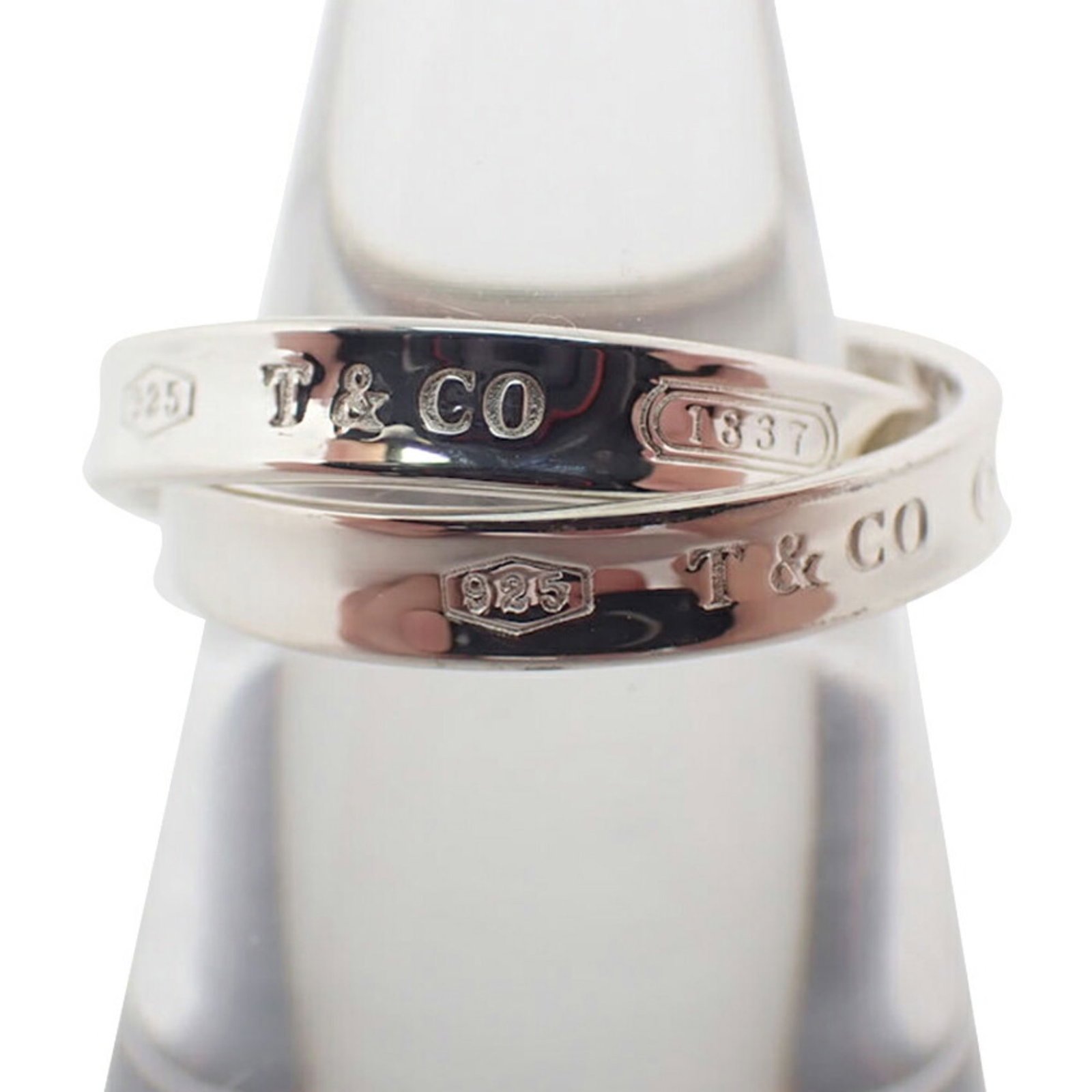 Tiffany Band Ring Sterling Silver 925: Tiffany Band Ring Sterling Silver 925 Sterling silver band ring from Tiffany, featuring 925 quality. This women's band ring boasts a classic design with a sleek sterling silver finish. Measuring 54 US