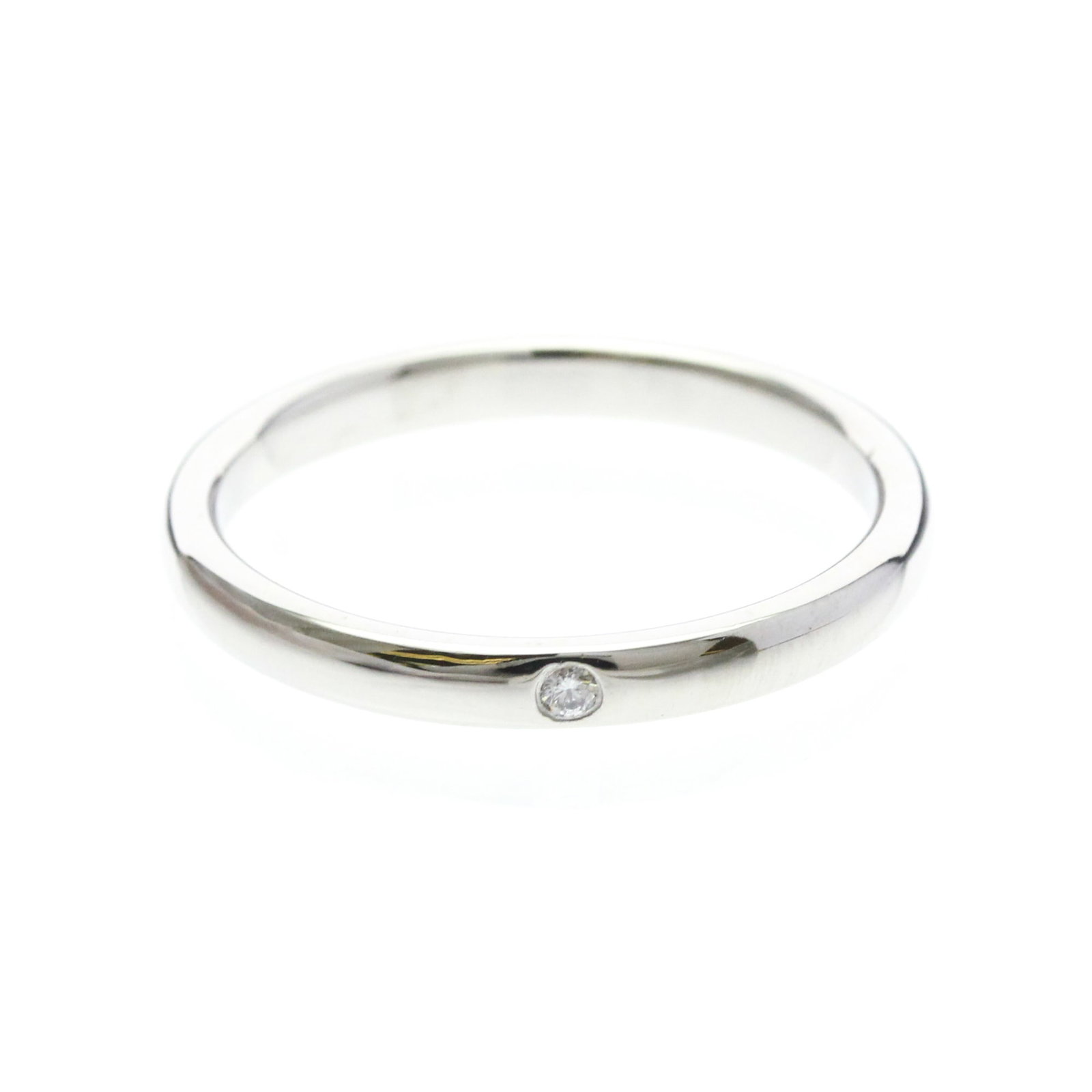 Tiffany Platinum Ring: Tiffany Platinum Ring Platinum band ring featuring a high-quality diamond, crafted from 950 platinum metal for durability and elegance. The sleek design makes it suitable for everyday wear, while its 