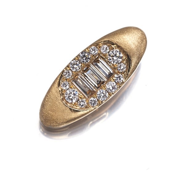 Diamond 0.45Ct Baguette-Cut Pendant 18K 750 Rose Gold: Diamond 0.45Ct Baguette-Cut Pendant 18K 750 Rose Gold 18k rose gold pendant showcases a stunning 0.45ct baguette-cut diamond, expertly crafted into a beautiful brooch design. The natural beauty of the