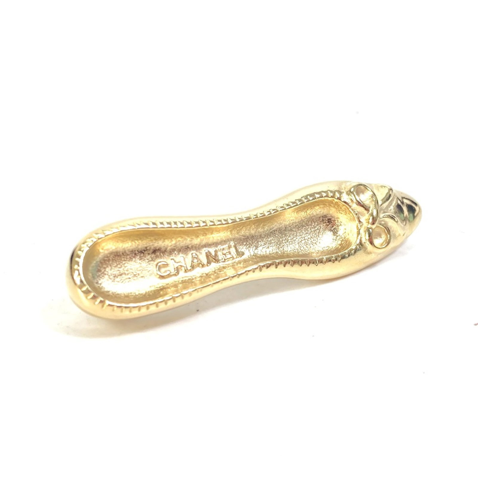 Gold plated brooch Chanel: Gold plated brooch Chanel Gold plated brooch from Chanel, featuring a gold finish and measuring 2.0 inches / 5.2cm in width. This stylish accessory showcases the iconic brand's signature elegance with
