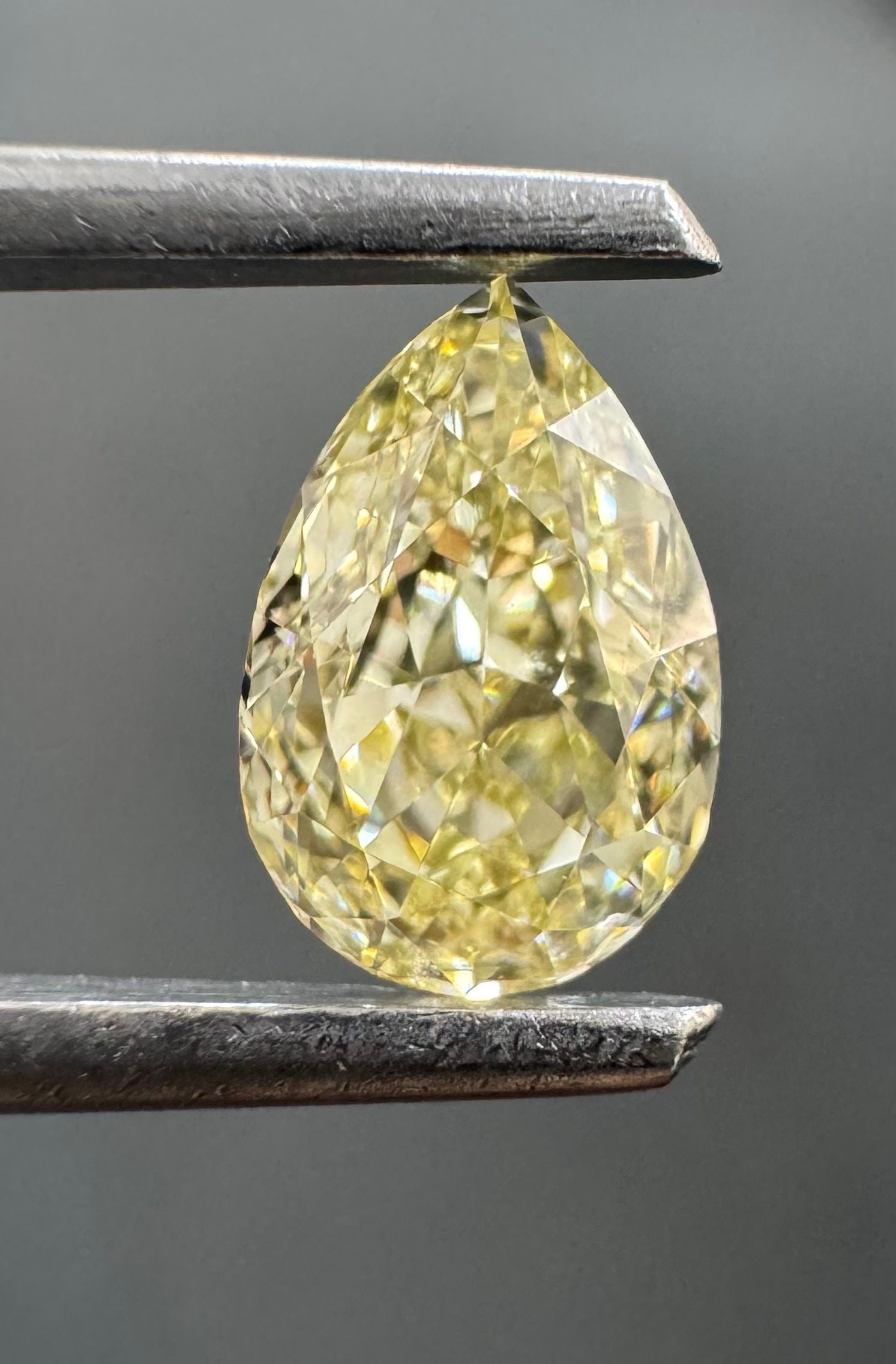 GIA Pear 0.83ct Fancy Yellow VVS1 - Loose Natural Diamond: GIA Pear 0.83ct Fancy Yellow VVS1 - Loose Natural Diamond The GIA-certified Fancy Yellow diamond boasts exceptional clarity and color, with a VVS1 grade indicating minimal inclusions. Its vibrant yell