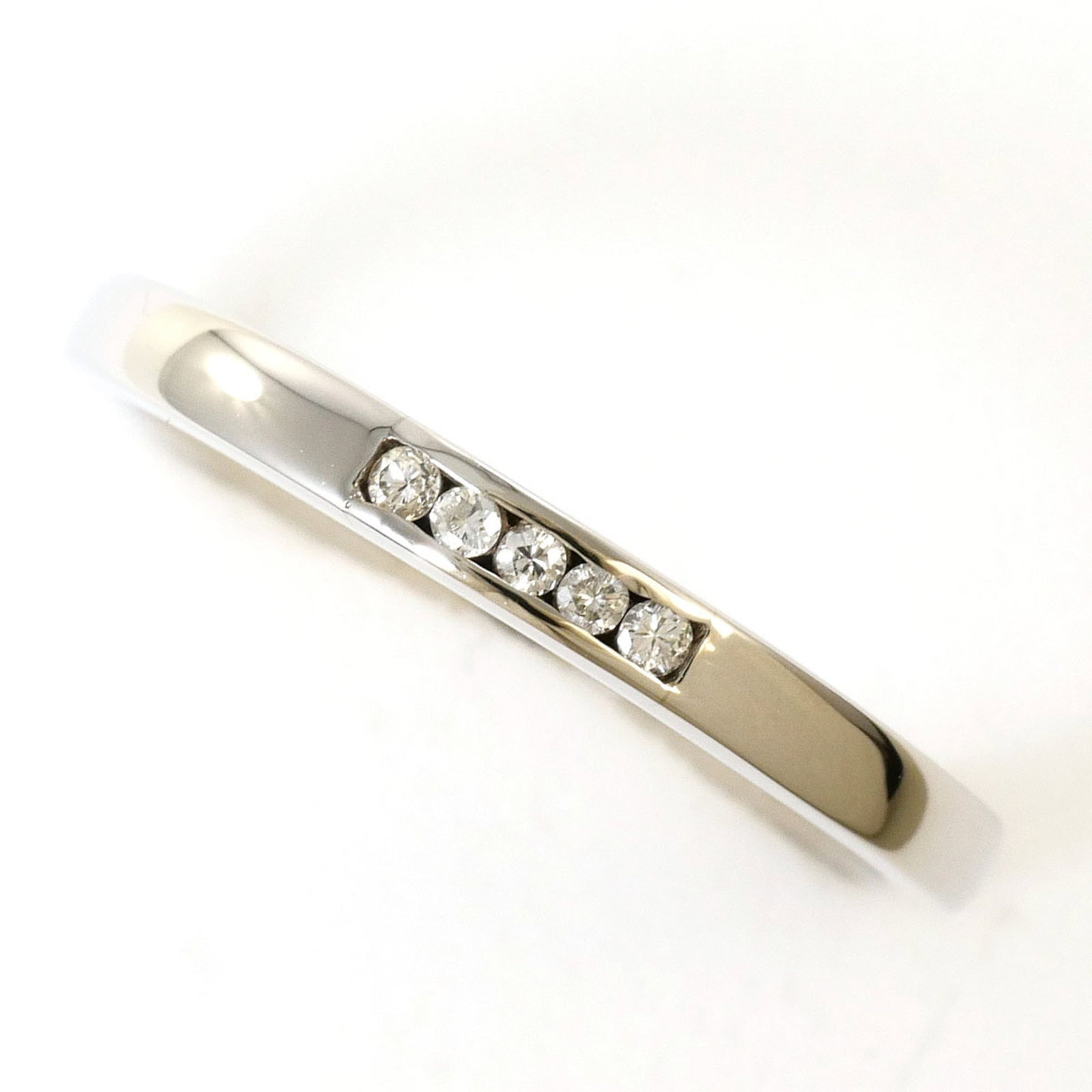 Band ring platinum unbranded: Band ring platinum unbranded Platinum band ring features a diamond stone, weighing 0.05 carats, set in a 900 platinum metal band with a US size 6.5 and width of 2mm. This unbranded platinum band ring 