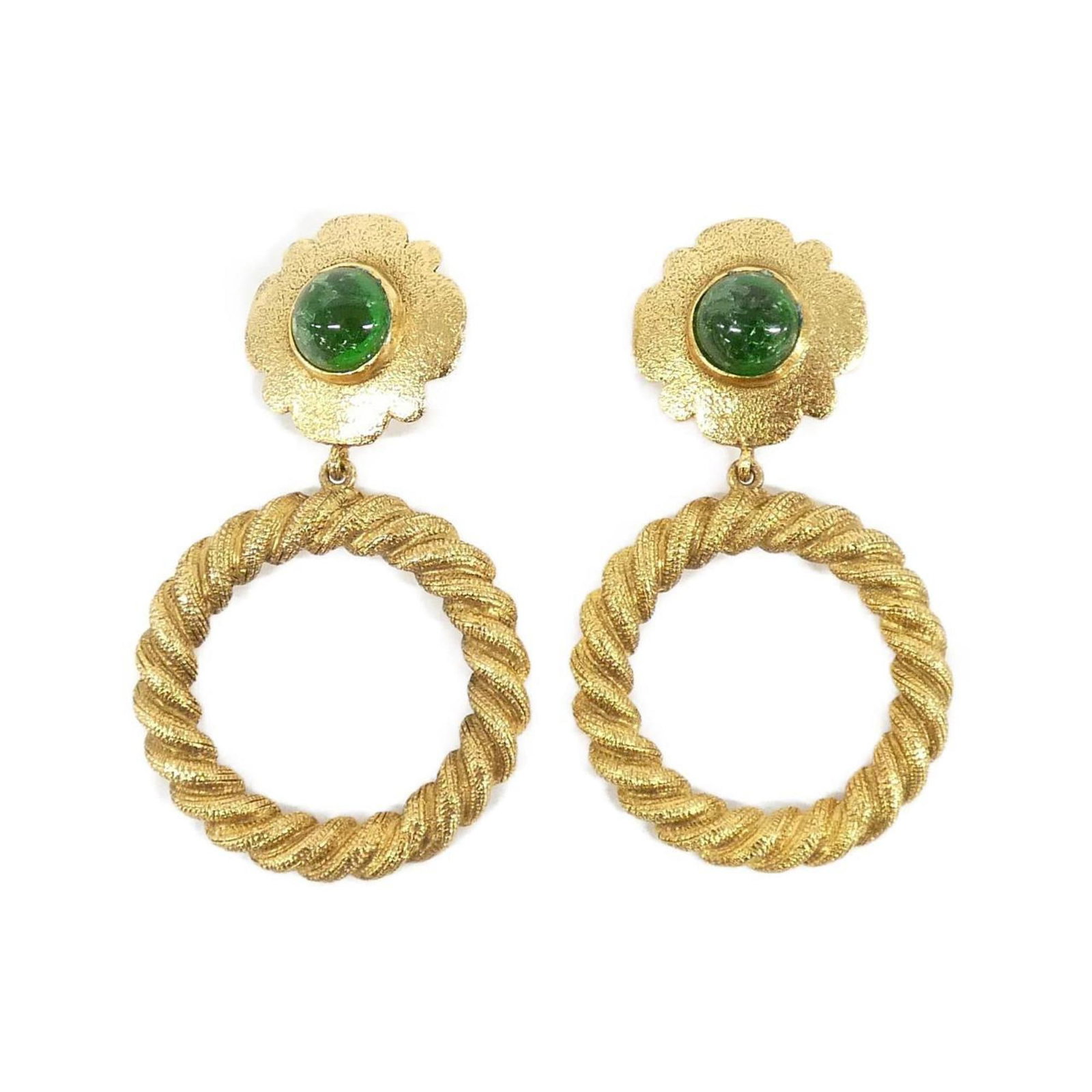 Chanel clip earrings: Chanel clip earrings Chanel clip earrings in gold and green, measuring 90.00mm x 52.00mm, come with their original box for storage. These stylish earrings are a classic accessory that adds a touch of 