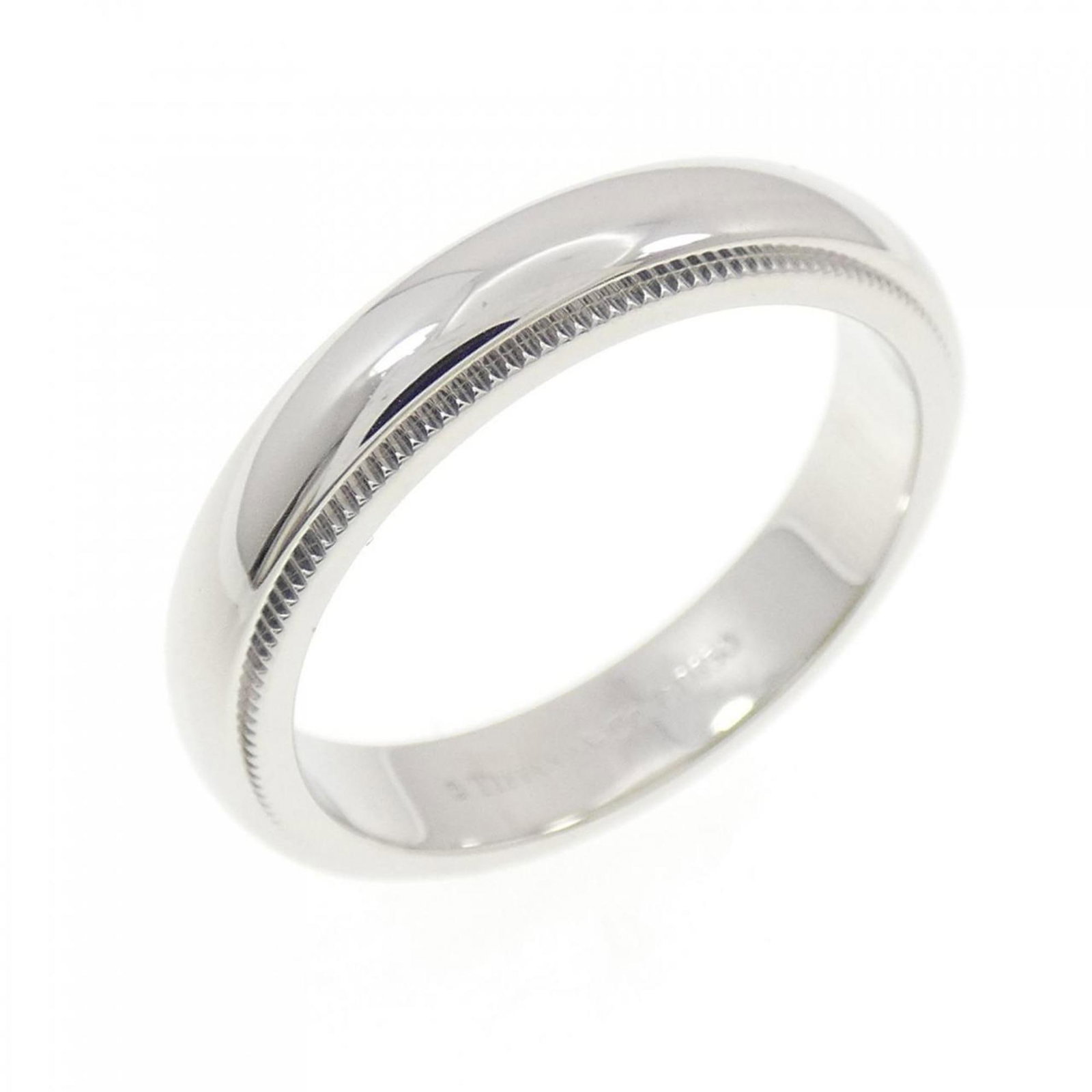 Ring platinum band 950 Tiffany: Ring platinum band 950 Tiffany Platinum band ring from Tiffany, featuring a 950 platinum material and US size 6. This elegant ring boasts a classic design with a strong, premium platinum