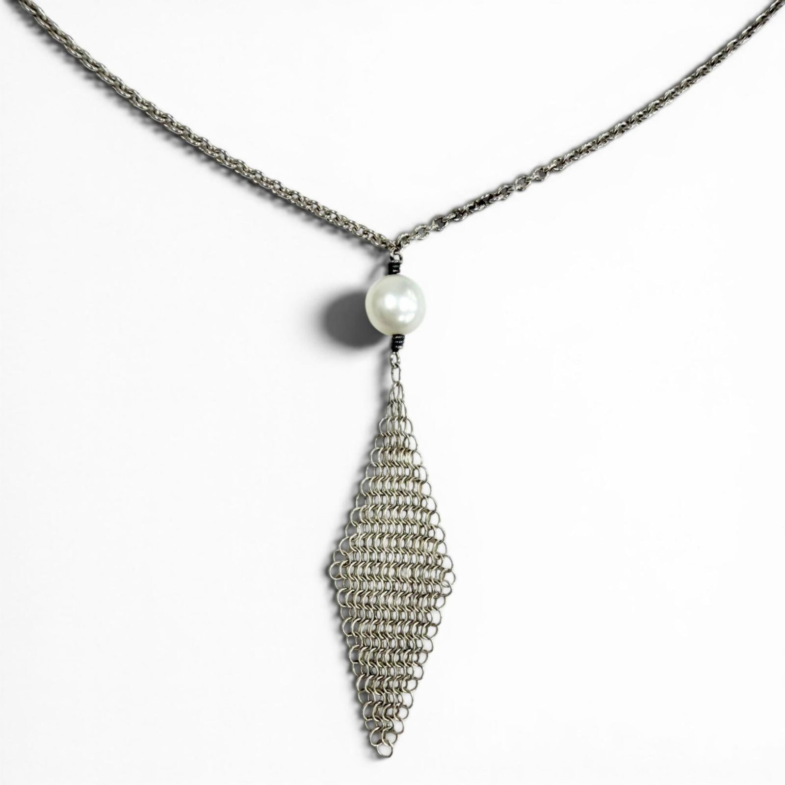 Freshwater Pearl Mesh Tassel Pendant Necklace Silver Sv925 Weight 3.0G Women's Tiffany & Co: Freshwater Pearl Mesh Tassel Pendant Necklace Silver Sv925 Weight 3.0G Women's Tiffany & Co Silver Sv925 Tiffany & Co Freshwater Pearl Mesh Tassel Pendant Necklace measures 45mm x 12mm and has a silve