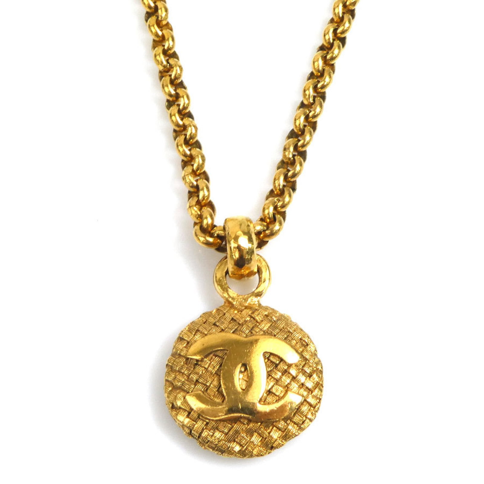 Chanel women's gold metal necklace coco.: Chanel women's gold metal necklace coco. Gold metal necklace Coco from Chanel, featuring a 47mm x 30mm pendant and adjustable neck circumference of 56 cm. This piece showcases the iconic Coco design,