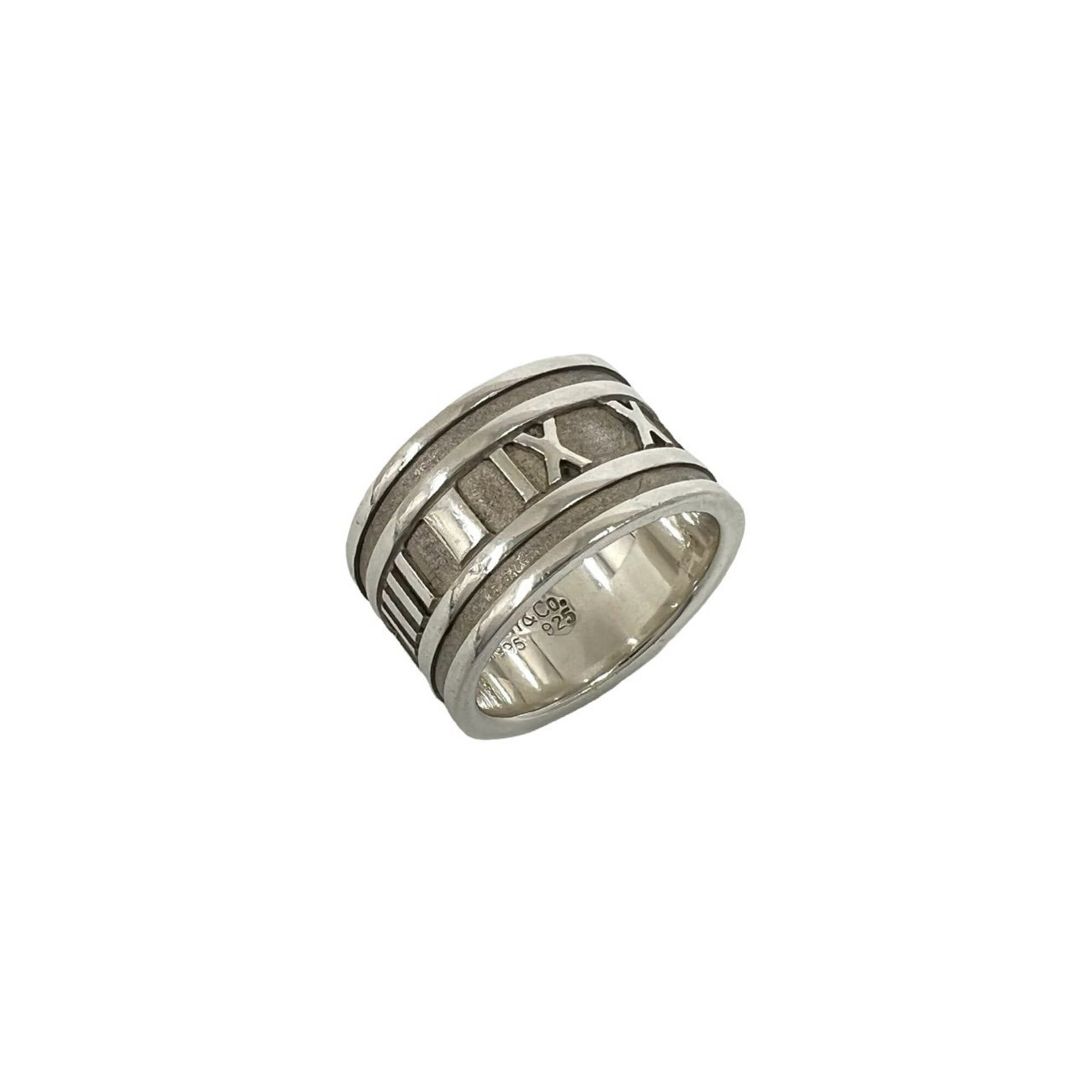 Silver Ring Band Tiffany: Silver Ring Band Tiffany Silver Ring Band Tiffany features a sleek and modern design made from high-quality silver (925). This stylish band ring is available in US size 6.5, providing a comfortable