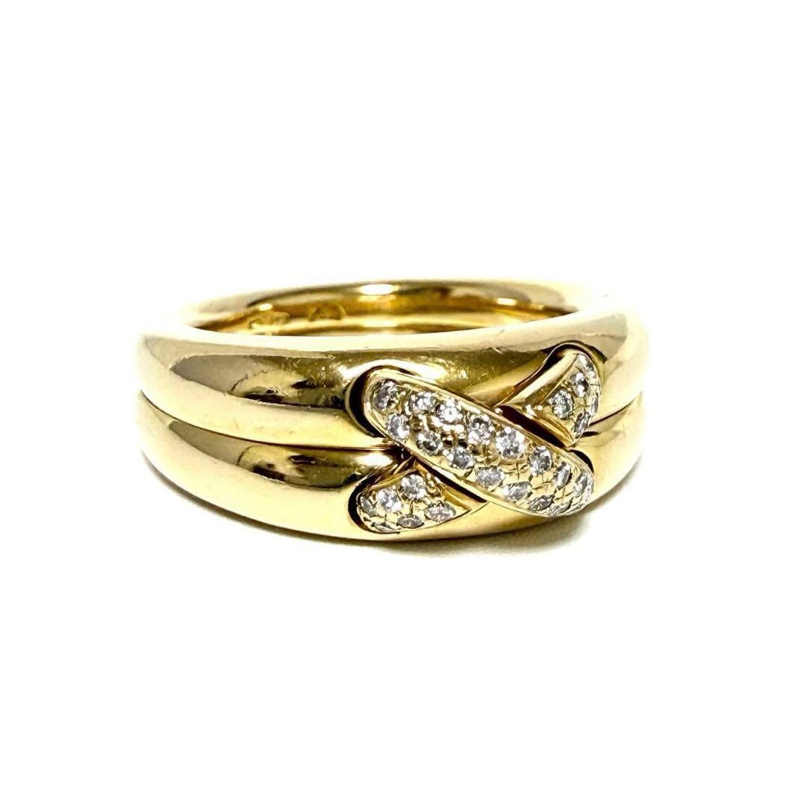 Chaumet Band Ring Yellow Gold (18K): Chaumet Band Ring Yellow Gold (18K) Chaumet Band Ring Yellow Gold (18K) - A classic band ring from renowned French jeweler Chaumet, crafted in 18K yellow gold. This elegant piece features a simple yet